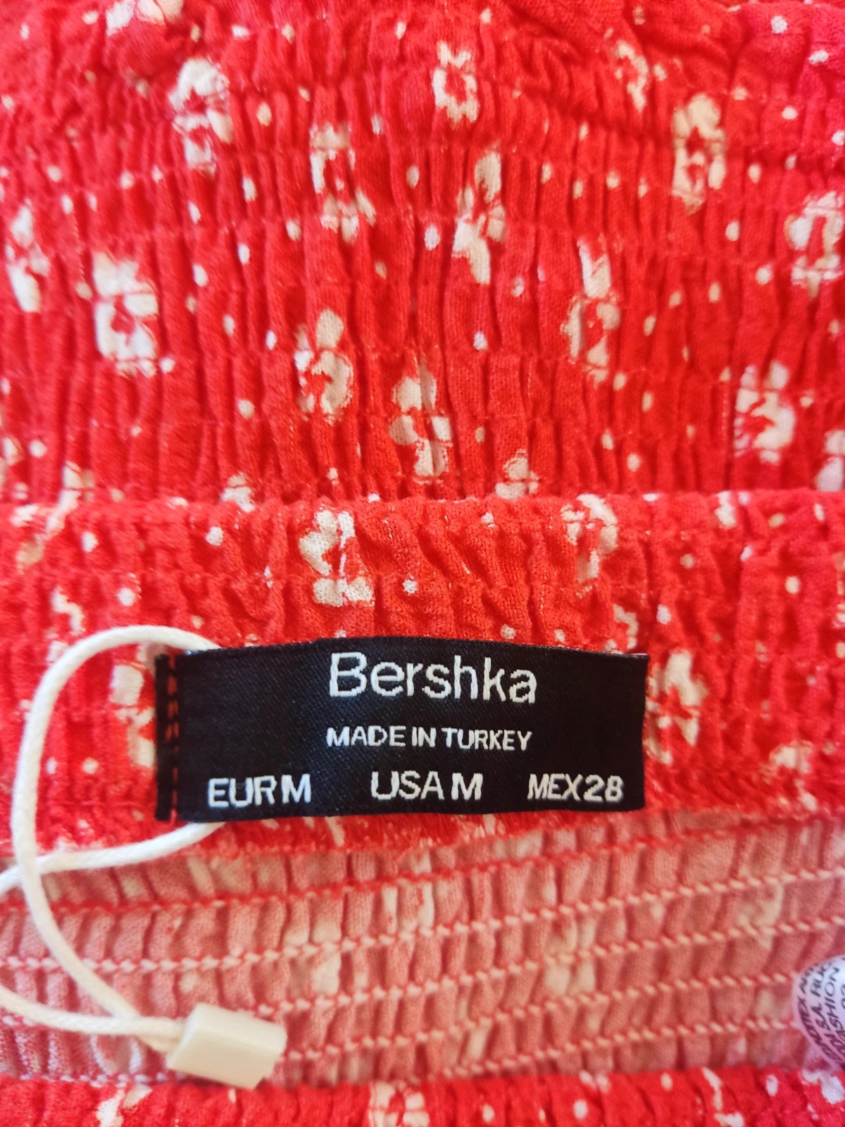 🎁 Minifalda roja con flores blancas, de Bershka – Bershka – taille M / 38 / 10 4