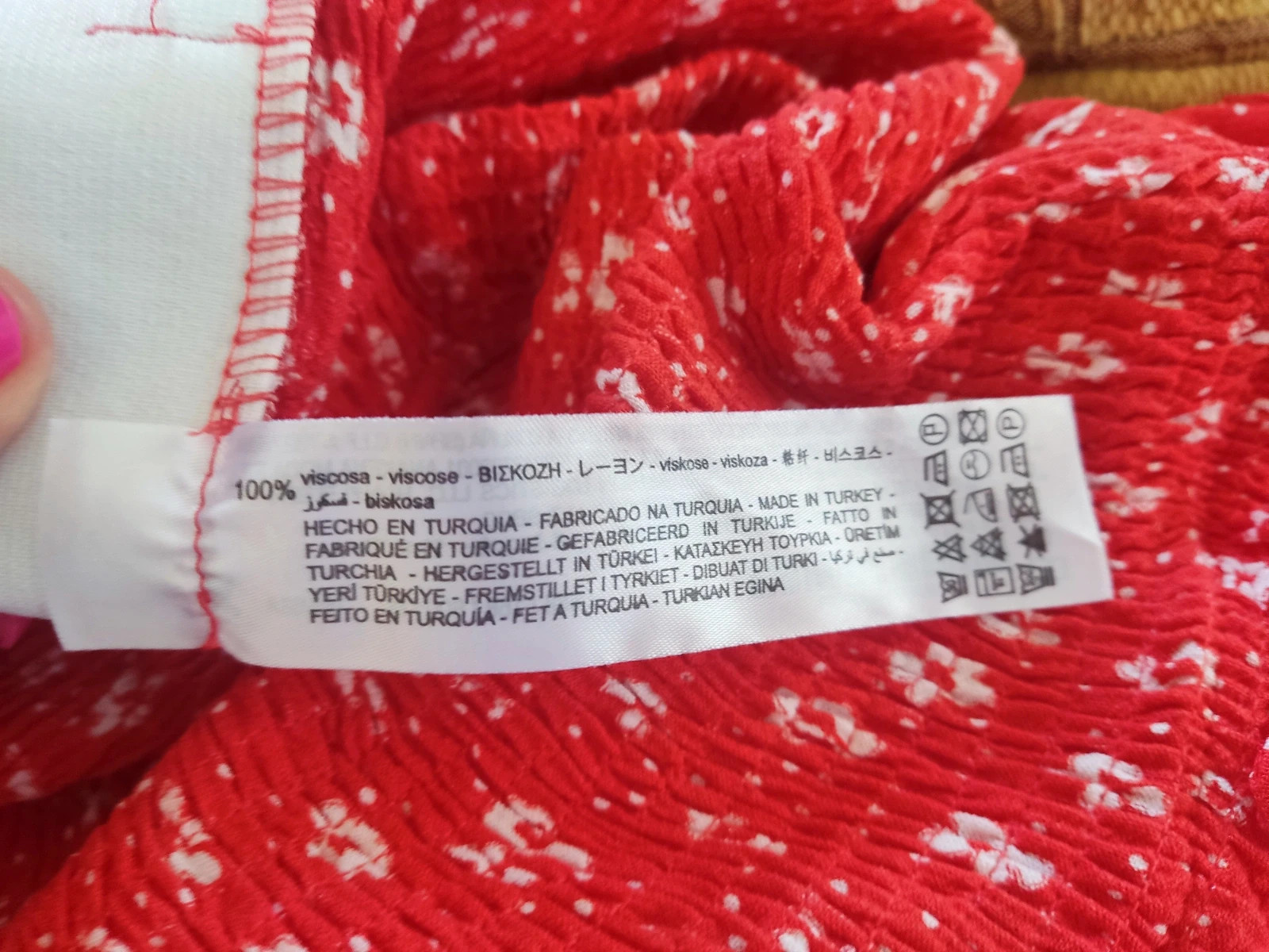 🎁 Minifalda roja con flores blancas, de Bershka – Bershka – taille M / 38 / 10 5