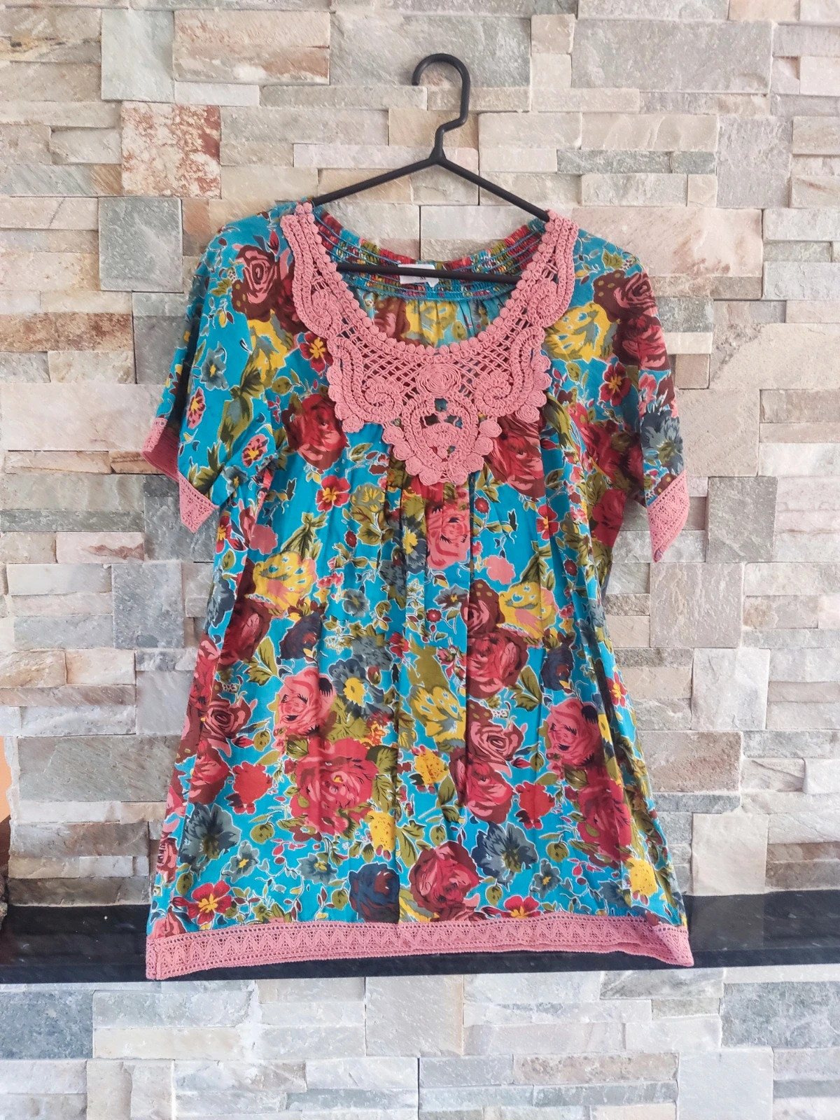 🎁Blusa de algodón azul con estampado floral y crochet en escote, mangas y bajo – Corte Hindu – taille M / 38 / 10
