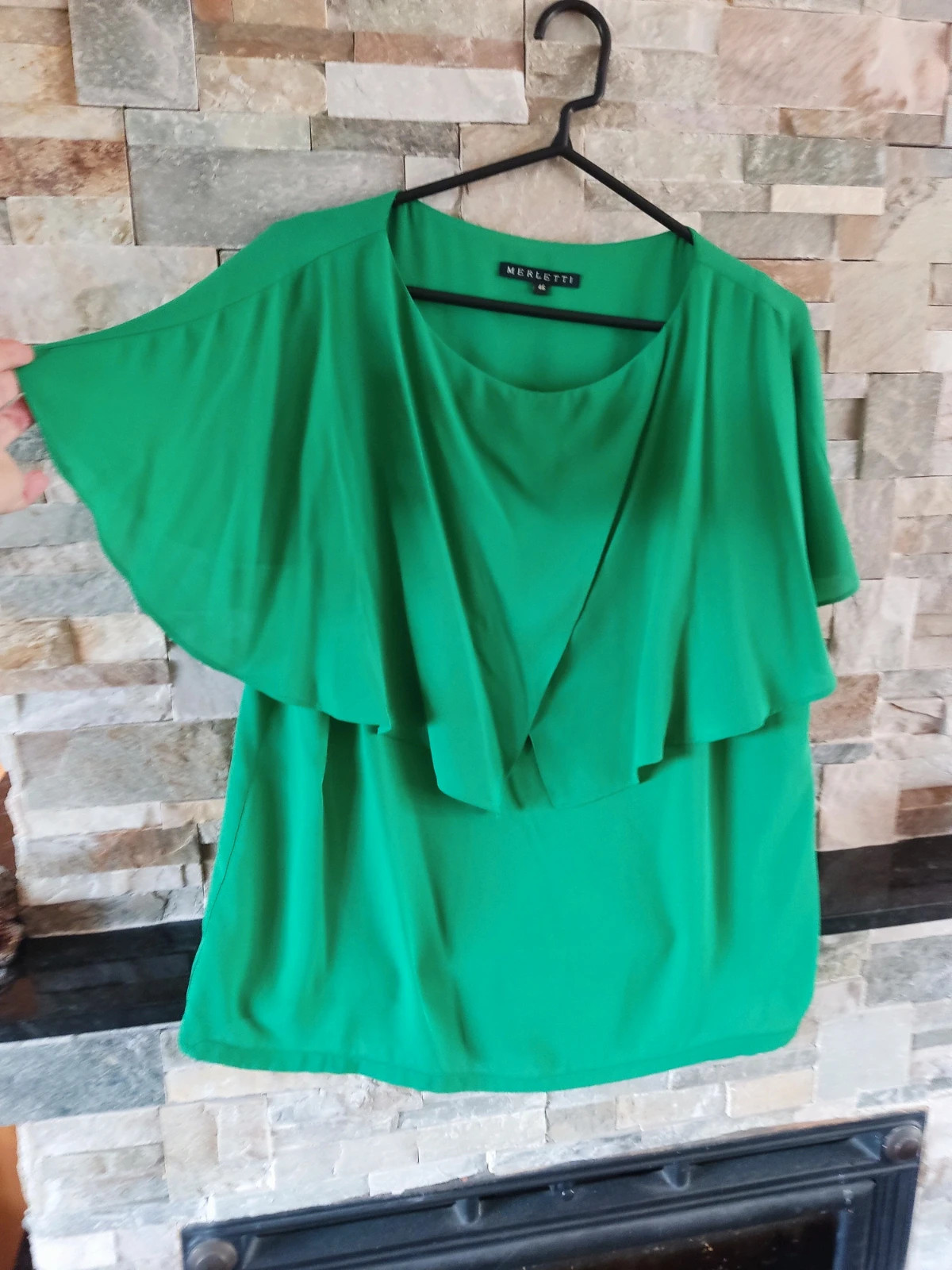 🎁Blusa verde de gasa con original capa que se cruza delante