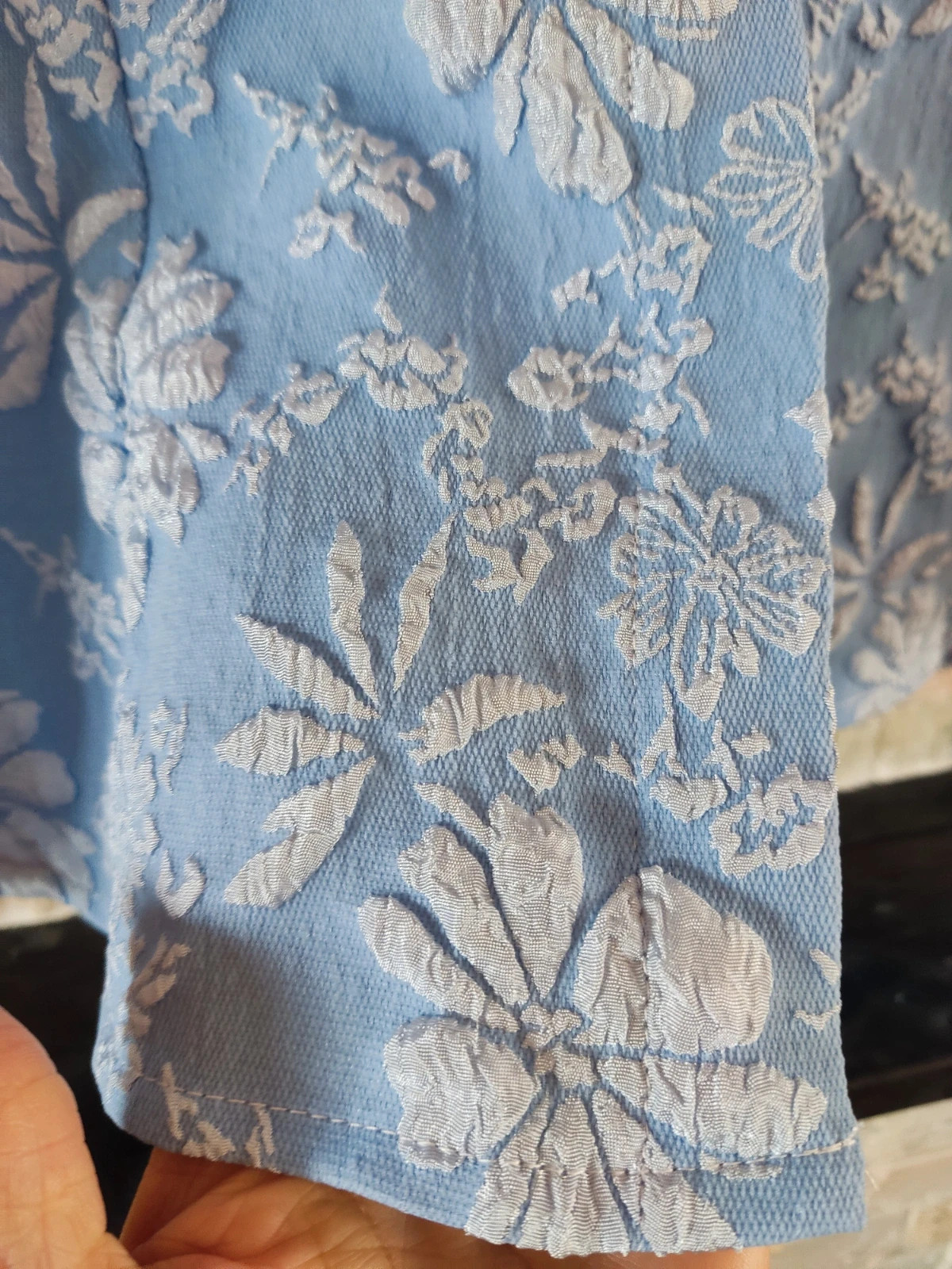 🎁Camisa muy original blanca arriba y cuerpo azul con flores en relieve – taille XL / 42 / 14 4