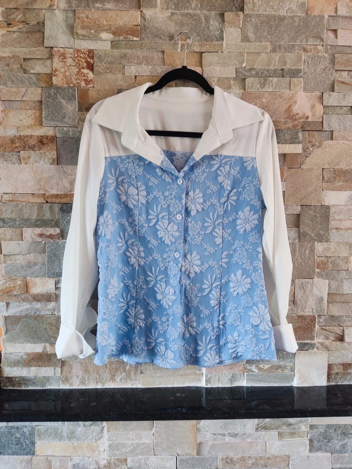 🎁Camisa muy original blanca arriba y cuerpo azul con flores en relieve – taille XL / 42 / 14 2