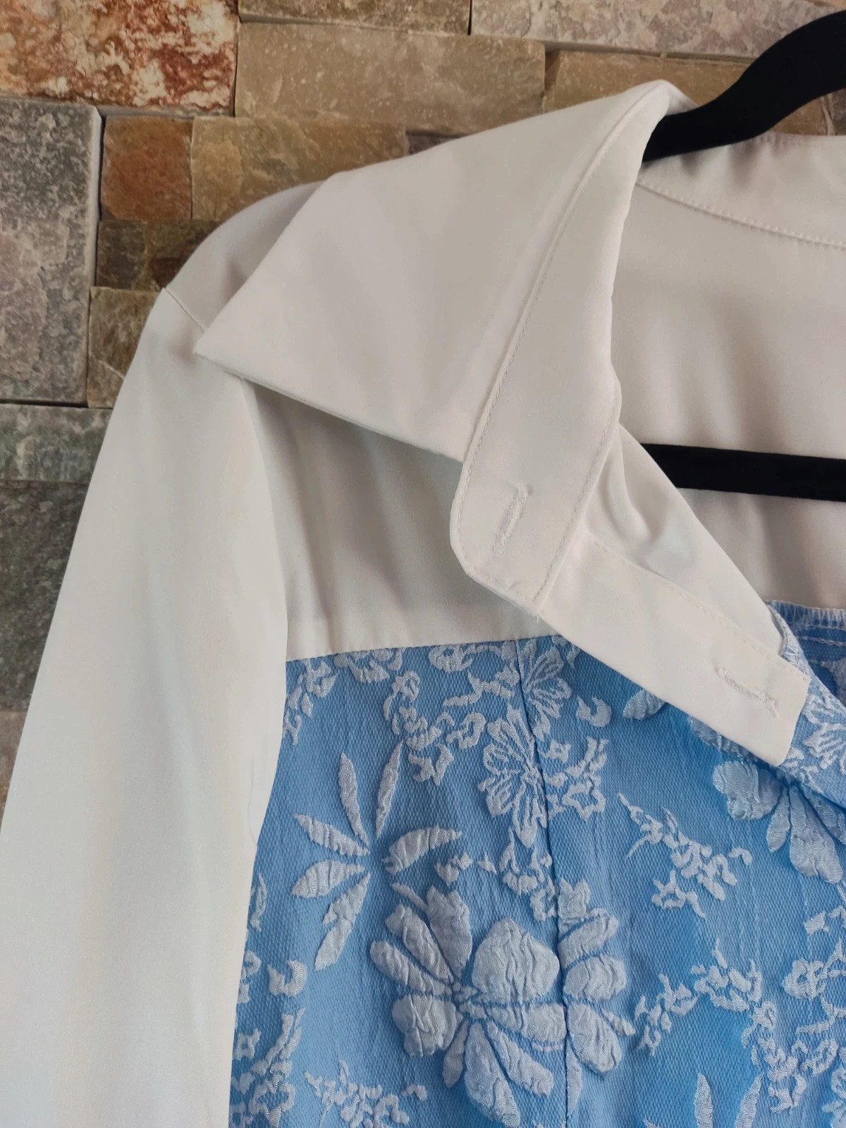 🎁Camisa muy original blanca arriba y cuerpo azul con flores en relieve – taille XL / 42 / 14 3