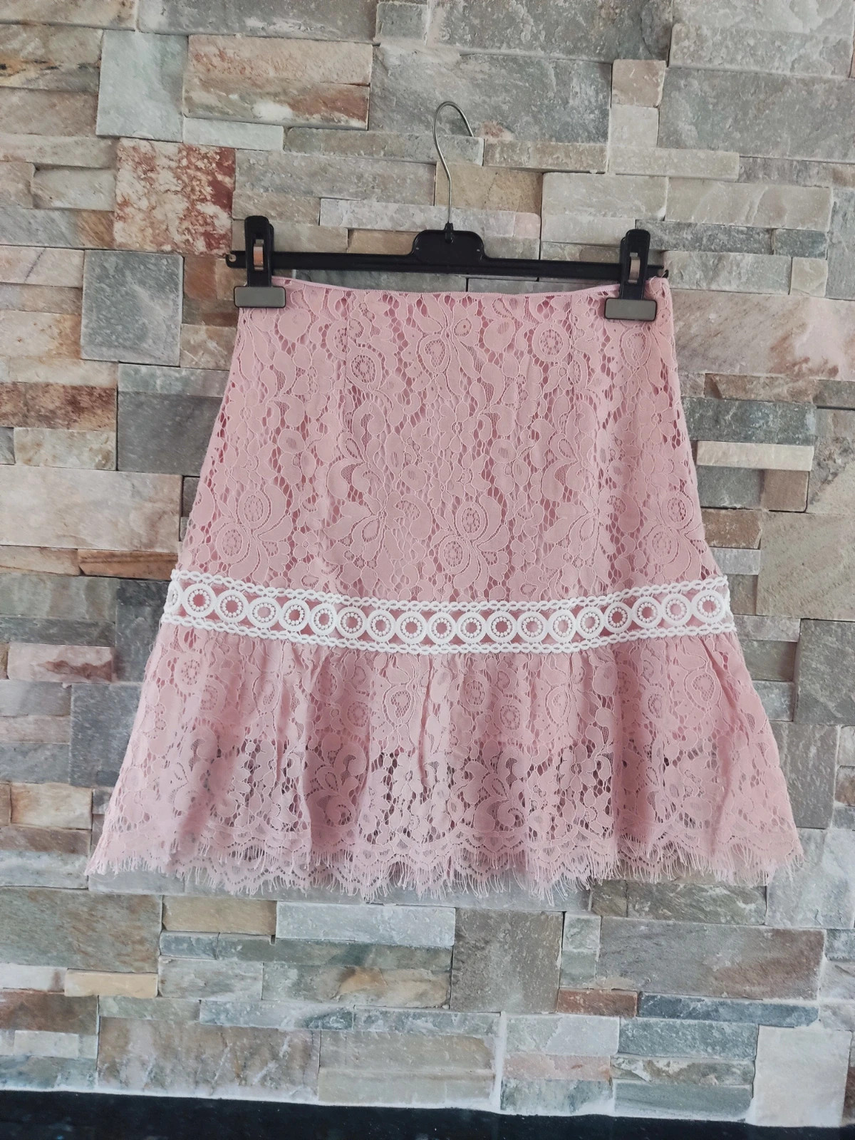 🎁Falda de blonda rosa con volante y tira de crochet blanca