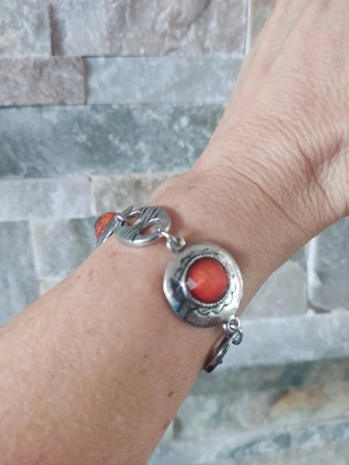 🎁 Pulsera de metal plateado con eslabones circulares y ovalados con abalorios rojos – Vintage Girl 2
