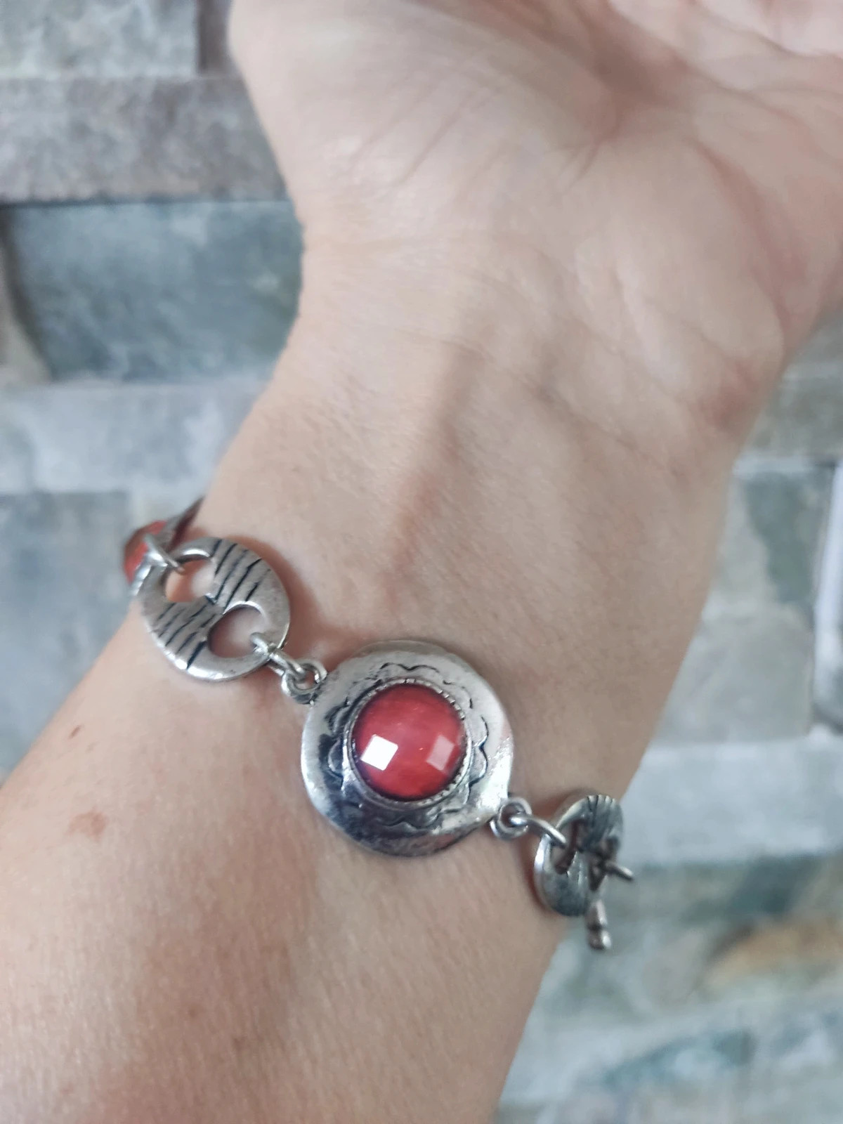 🎁 Pulsera de metal plateado con eslabones circulares y ovalados con abalorios rojos – Vintage Girl 3