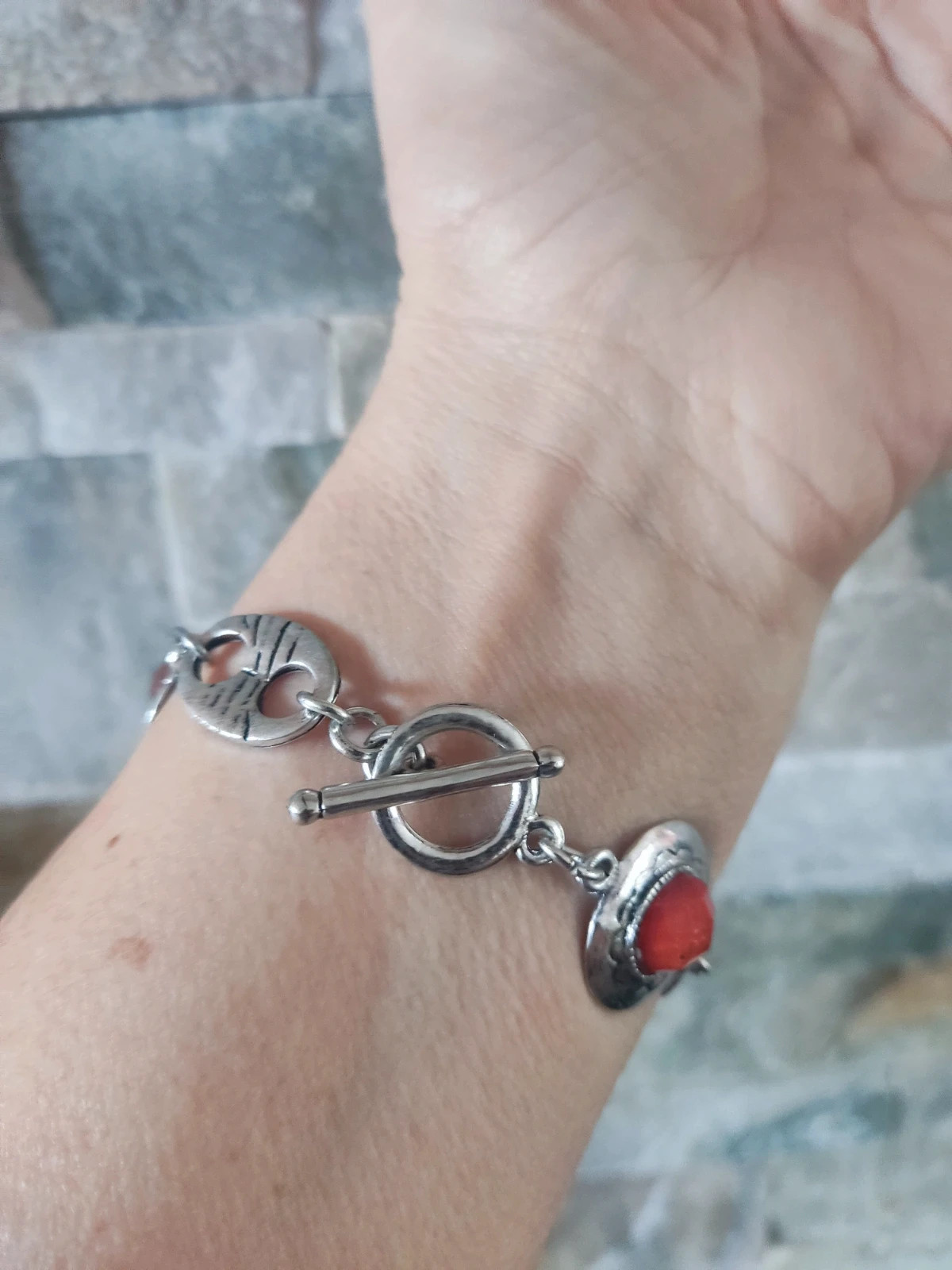 🎁 Pulsera de metal plateado con eslabones circulares y ovalados con abalorios rojos – Vintage Girl 4
