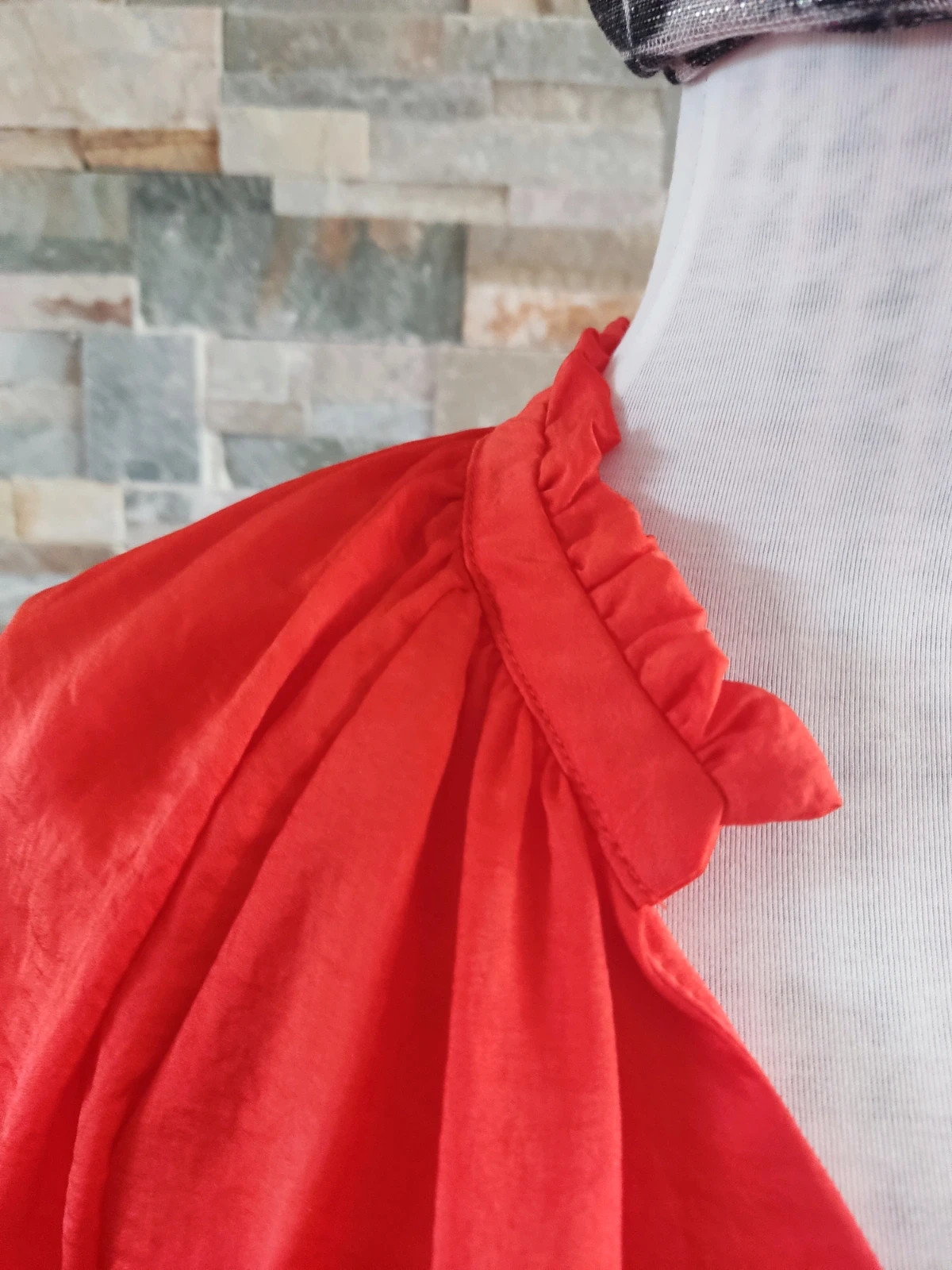 🎁Blusa roja de tela satinada con volantito en cuello – taille XXXL / 46 / 18 2