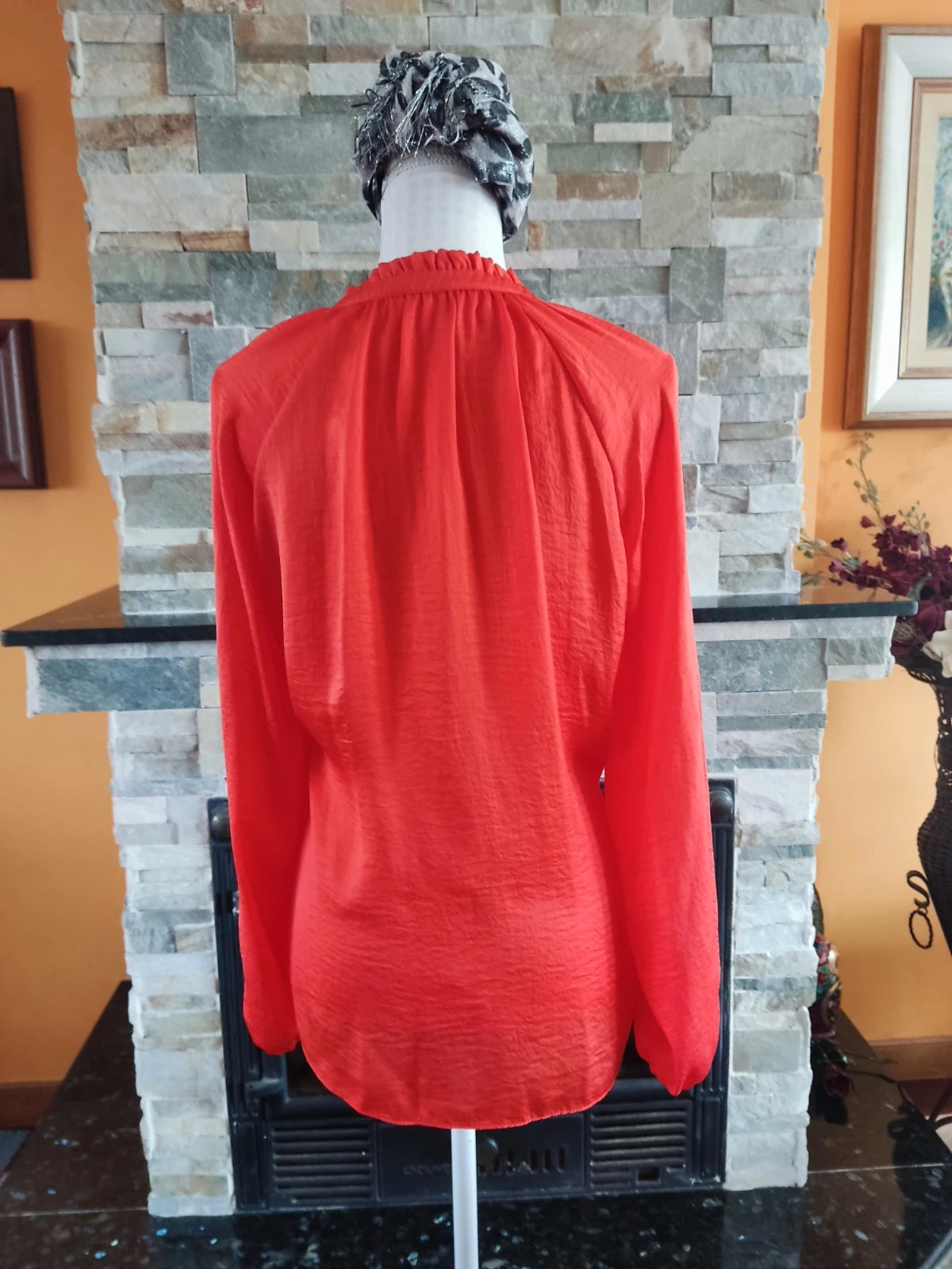 🎁Blusa roja de tela satinada con volantito en cuello – taille XXXL / 46 / 18 4