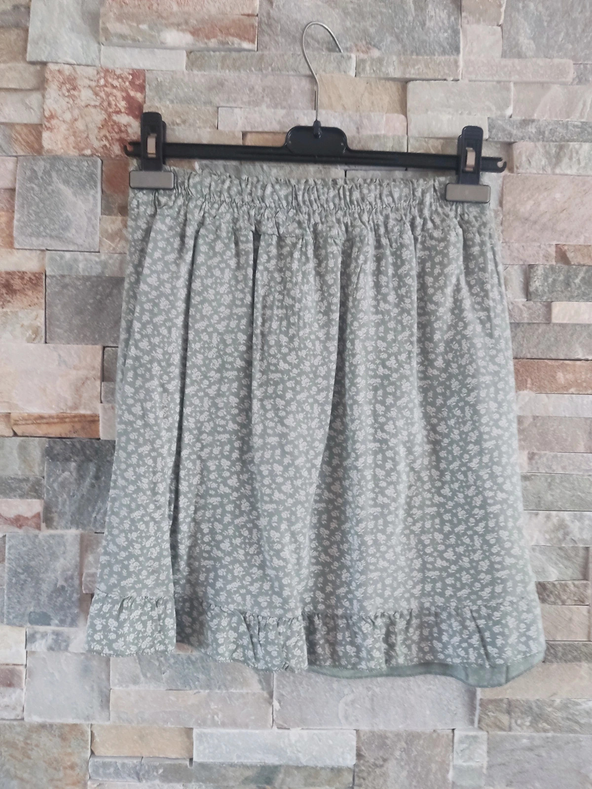 🎁Estilosa minifalda verde clarito con flores blancas con drapeado lateral – taille M / 38 / 10 4