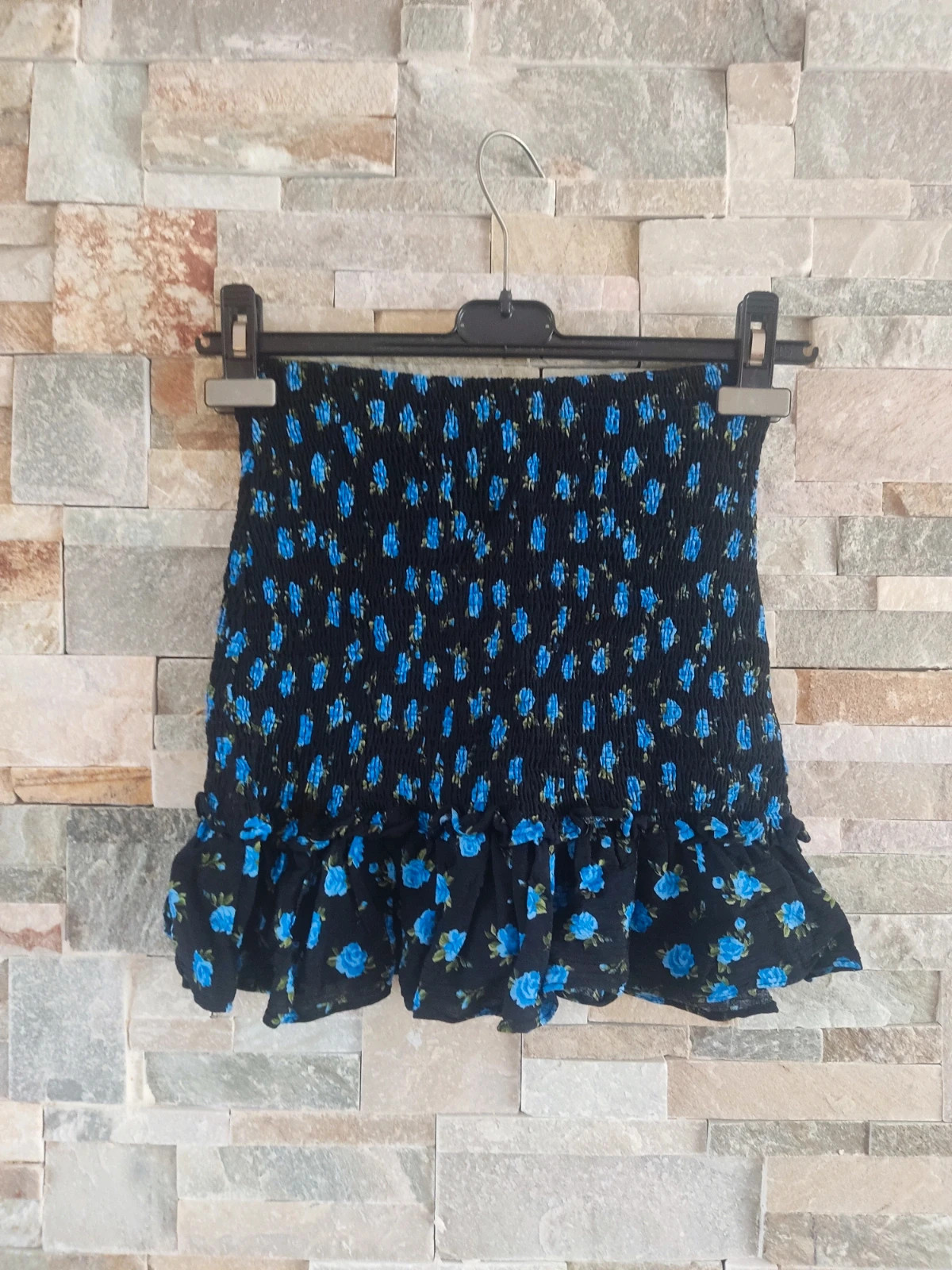 🎁 Minifalda negra con florecitas azules con cuerpo de punto de abeja y volante en el bajo – Bershka – taille L / 40 / 12