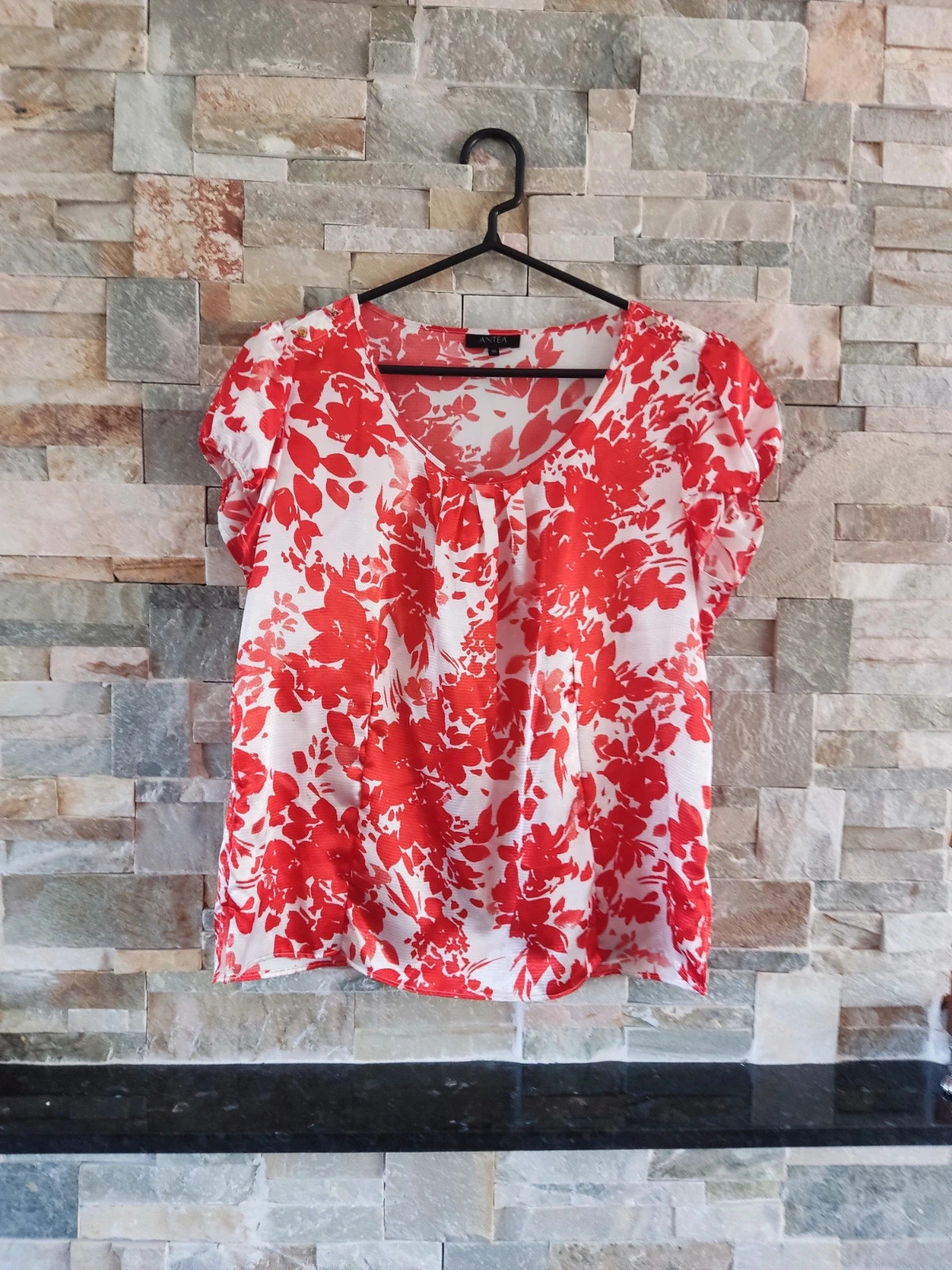 🎁Bonita blusa de raso estampado blanco y rojo, de Antea