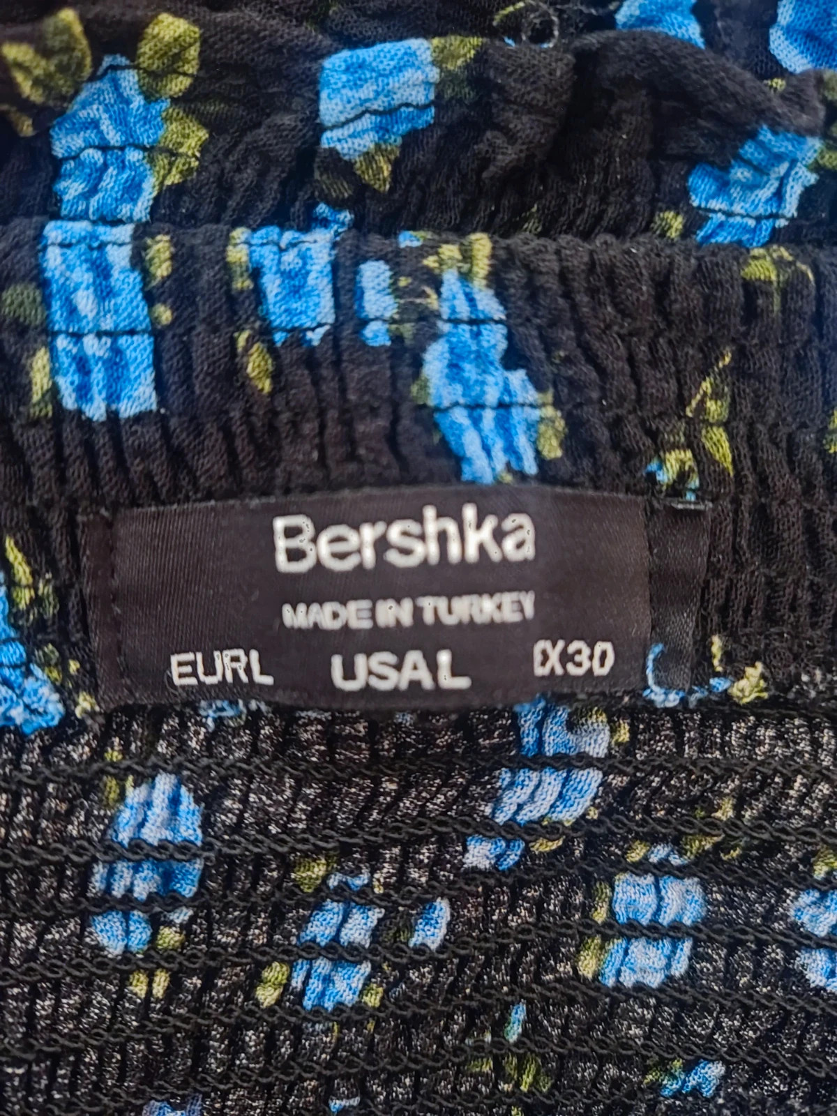 🎁 Minifalda negra con florecitas azules con cuerpo de punto de abeja y volante en el bajo – Bershka – taille L / 40 / 12 4