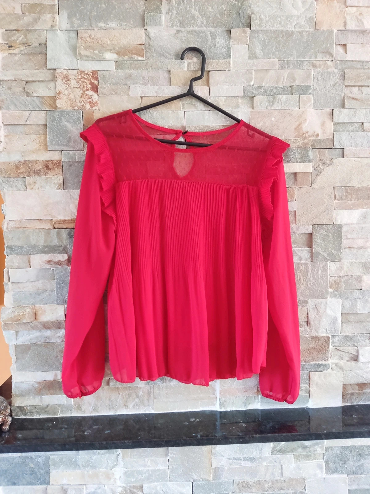 🎁Bonita blusa de gasa roja con tul en el escote y volantitos en hombros