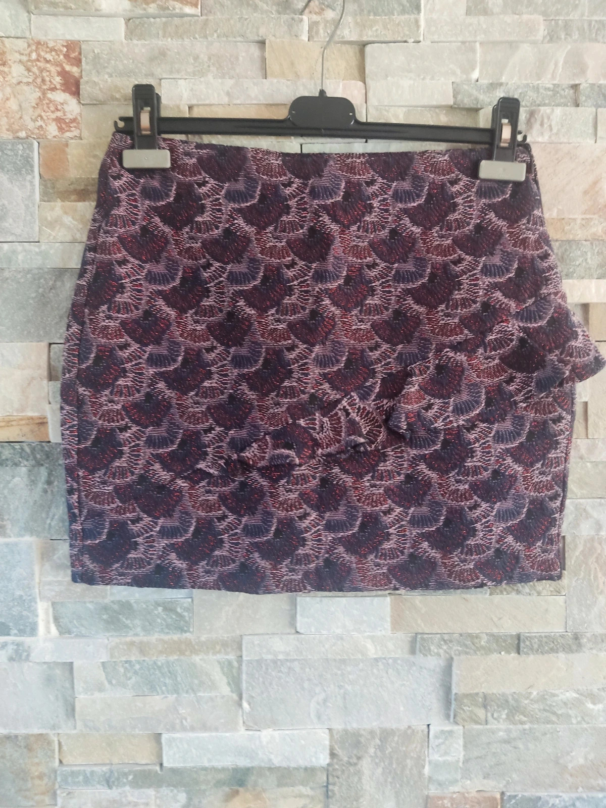 🎁Preciosa minifalda estampado tonos azul rojo y rosa con brillos con un original volante – Bershka – taille S / 36 / 8