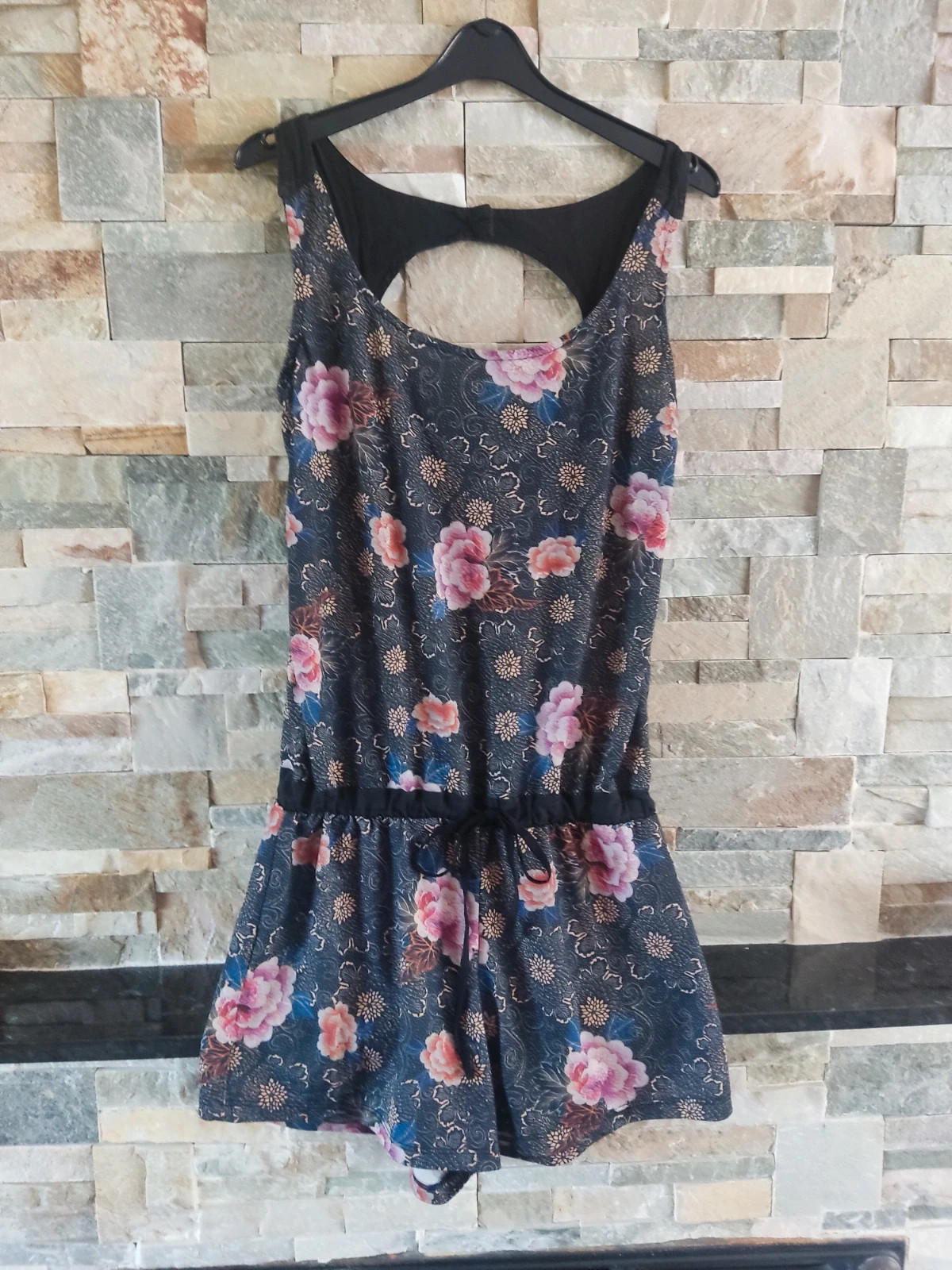 🎁Mono corto negro con estampado floral y original espalda abierta – Pull & Bear – taille S / 36 / 8