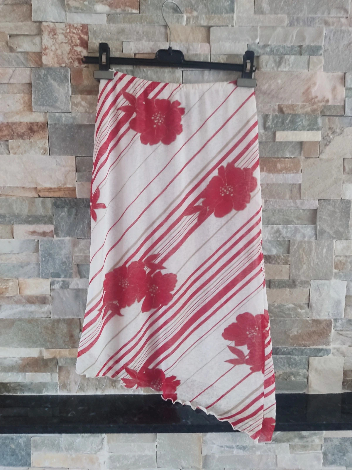 🎁Bonita falda asimétrica blanca con estampado floral y rayas rojas y doradas