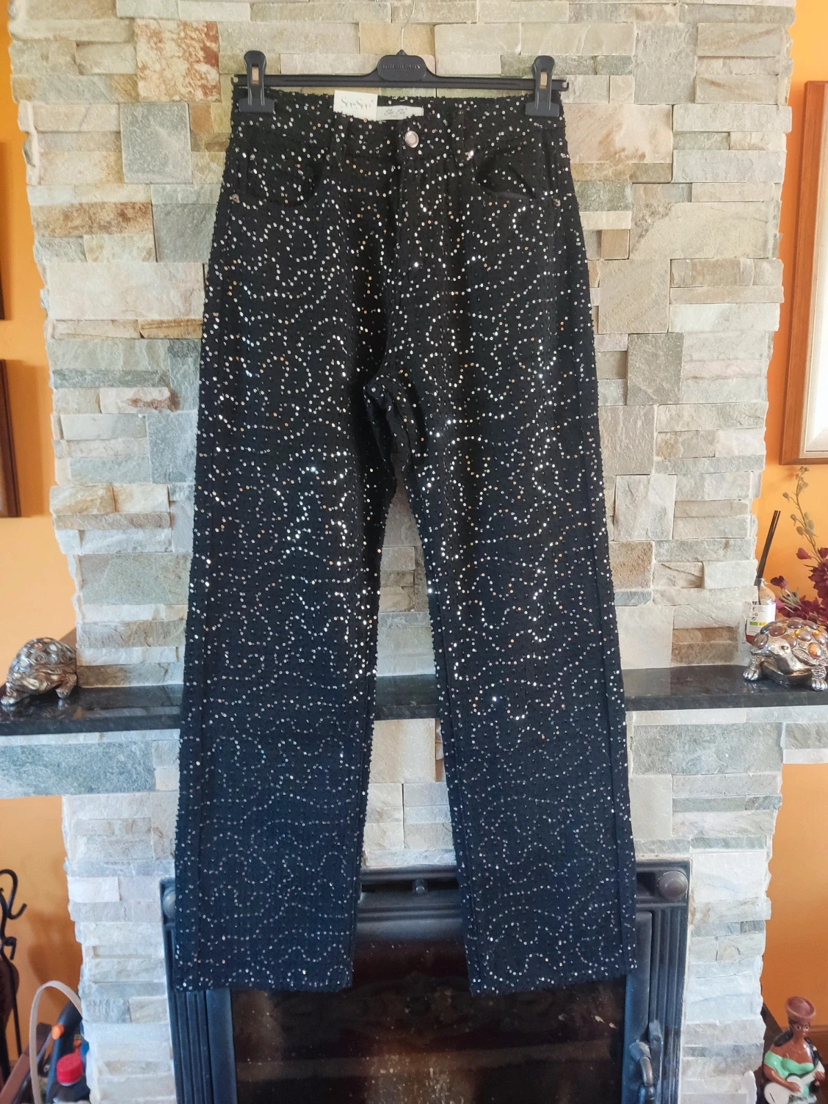 🎁 Elegante pantalón negro con lentejuelas plateadas, de See See Paris