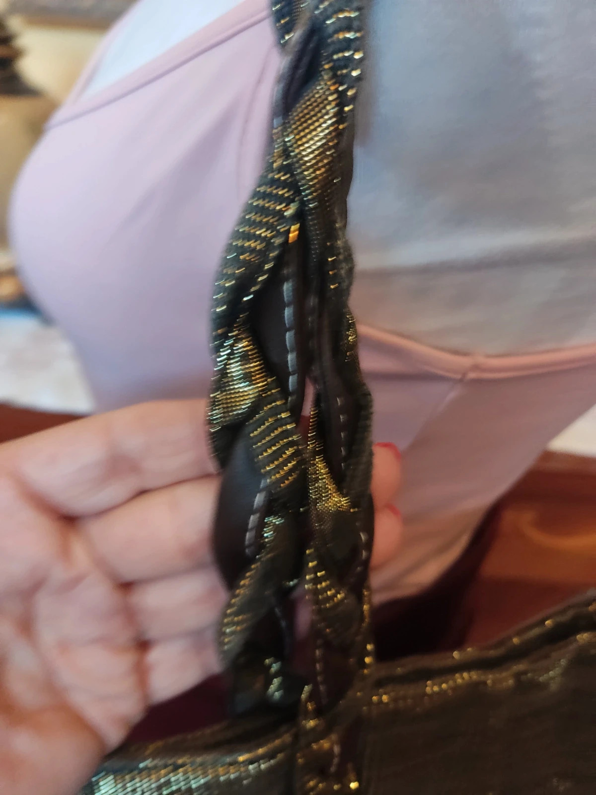 🎁Bolso amplio de tela dorada con rayitas y asas trenzadas 4
