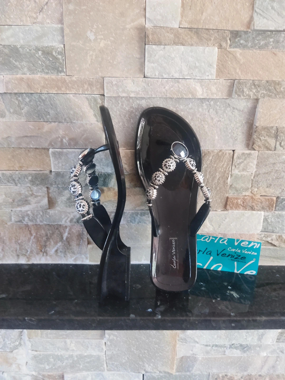 🎁Preciosas chanclas negras con abalorios plateados con blanco y negro