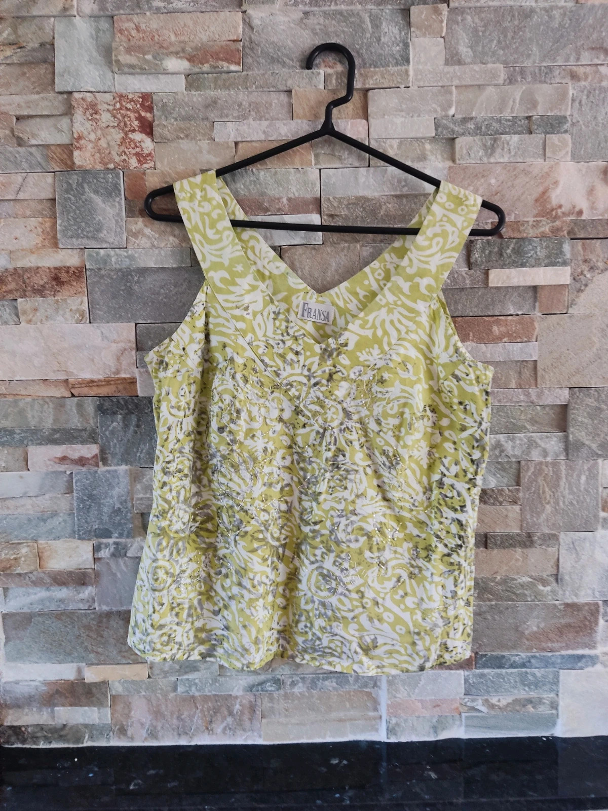 🎁Bonito top con tirantes anchos de tela de hilo estampado tonos verde, blanco y gris