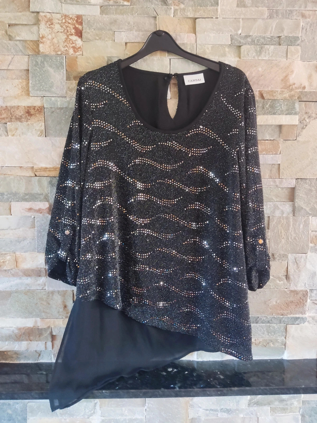 🎁 Original blusa asimétrica negra con puntos plateados