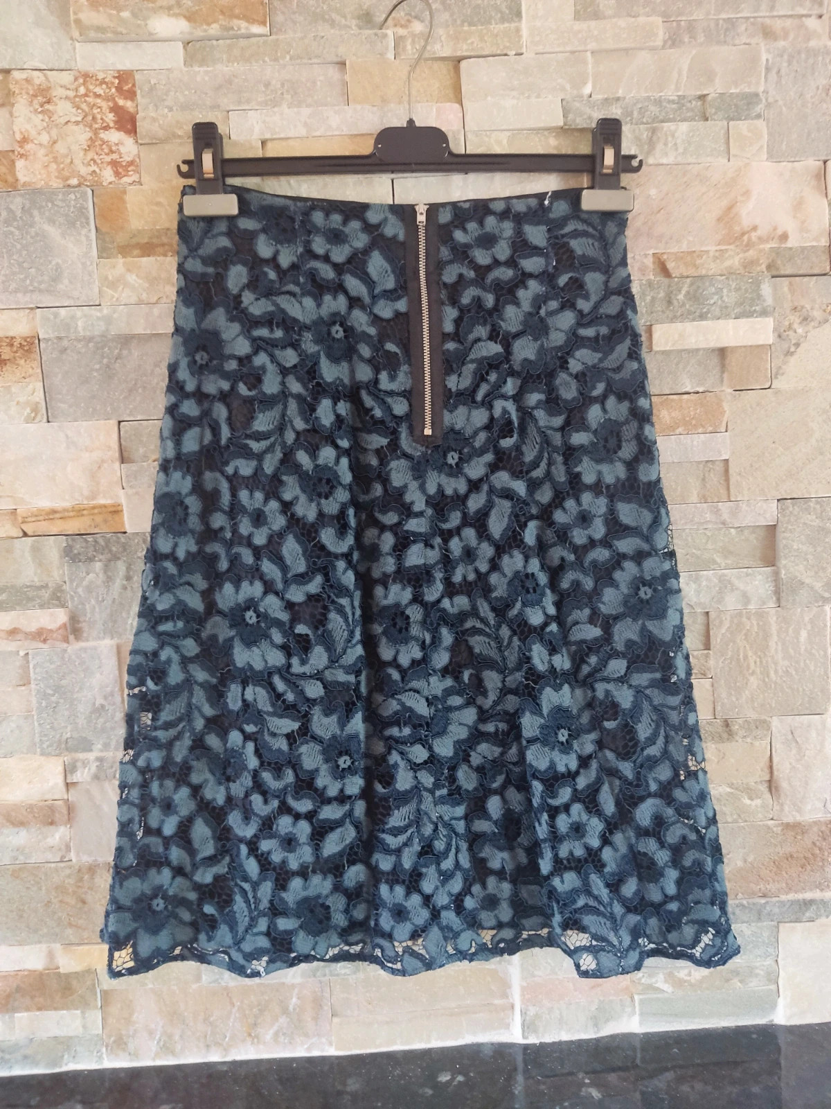 🎁Preciosa falda de encaje floral de relieve azul marino – Zara Woman – taille S / 36 / 8 3