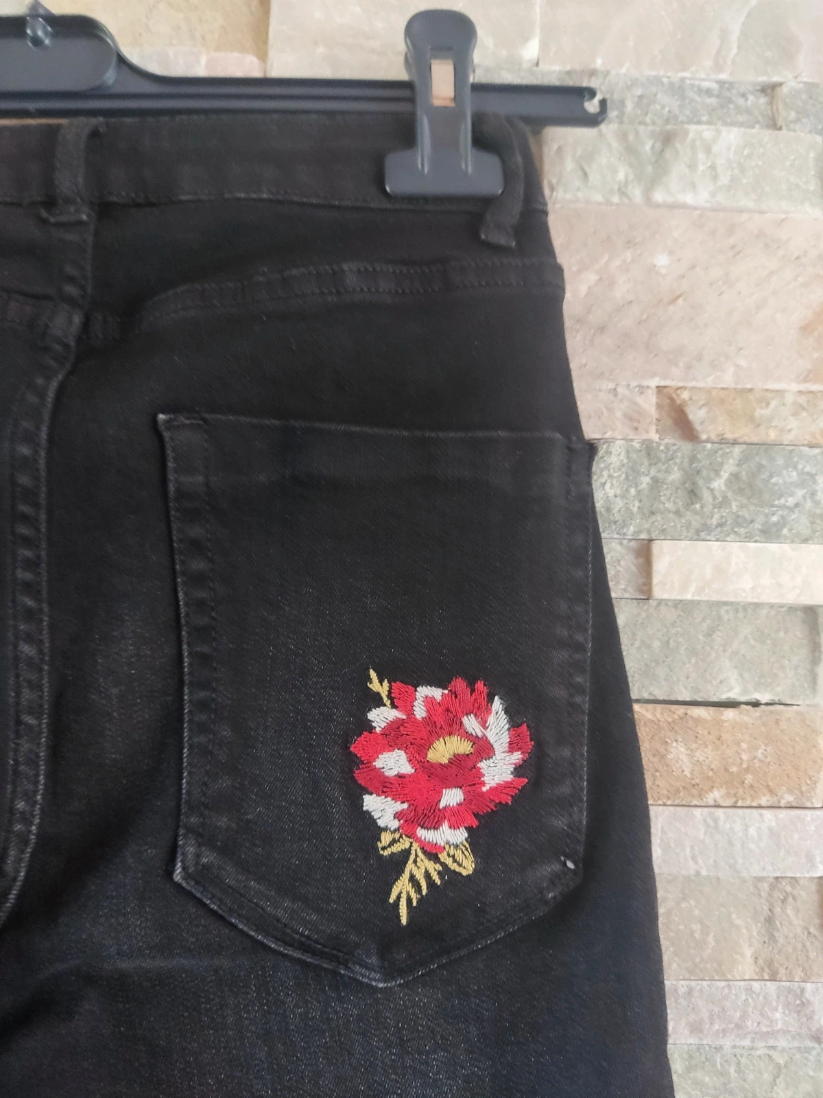 🎁 Pantalón vaquero skinny fit de algodón negro con bordados – Kiabi – taille S / 36 / 8 4