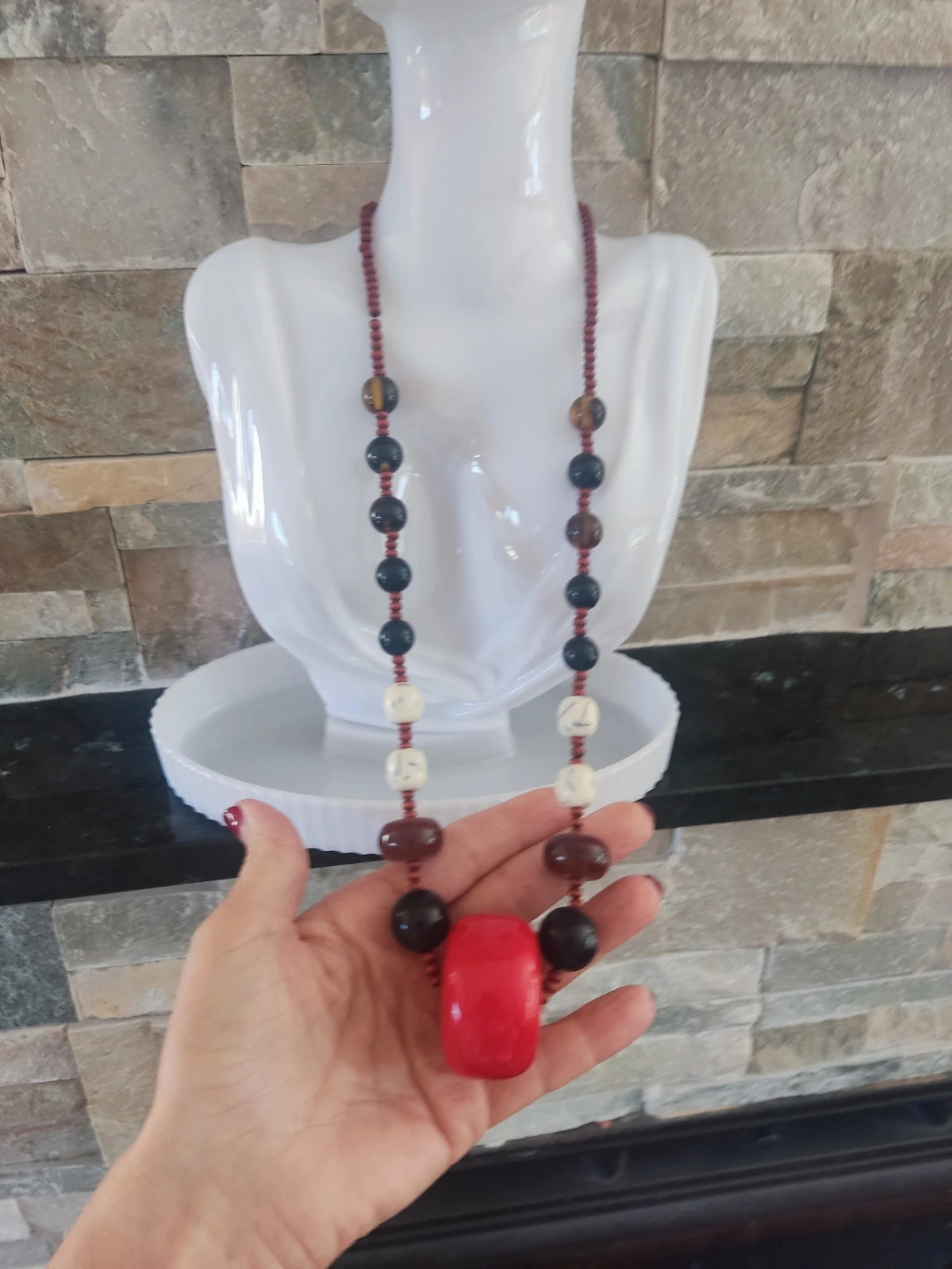 🎁Collar con bolas de diferentes tamaños tonos marrones y blanco con una grande roja en el centro 2