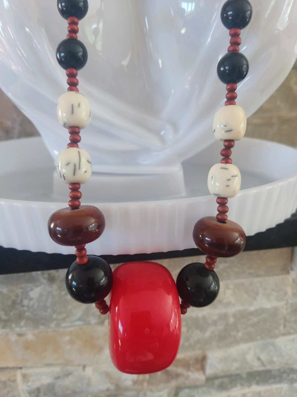 🎁Collar con bolas de diferentes tamaños tonos marrones y blanco con una grande roja en el centro 3