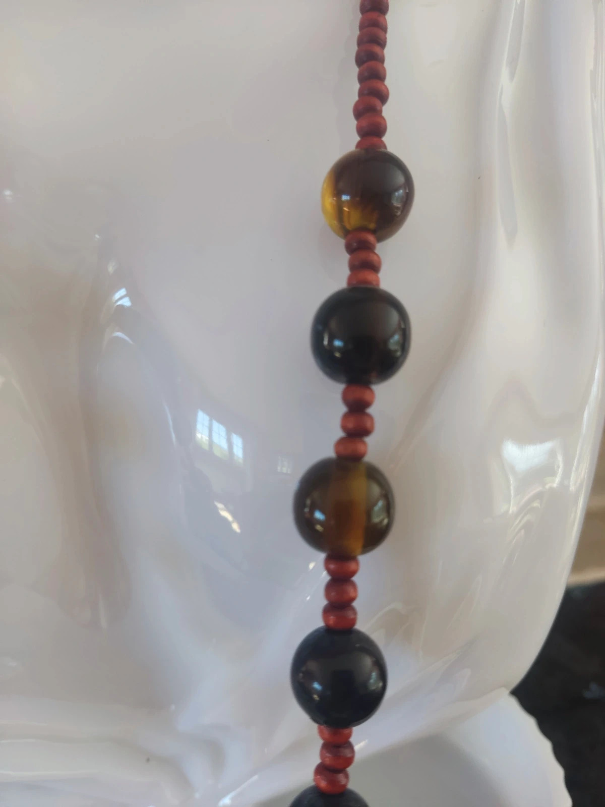 🎁Collar con bolas de diferentes tamaños tonos marrones y blanco con una grande roja en el centro 4