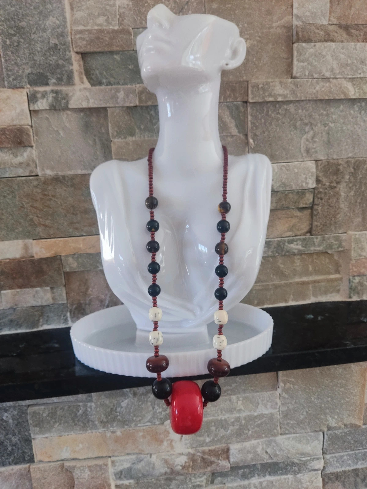 🎁Collar con bolas de diferentes tamaños tonos marrones y blanco con una grande roja en el centro