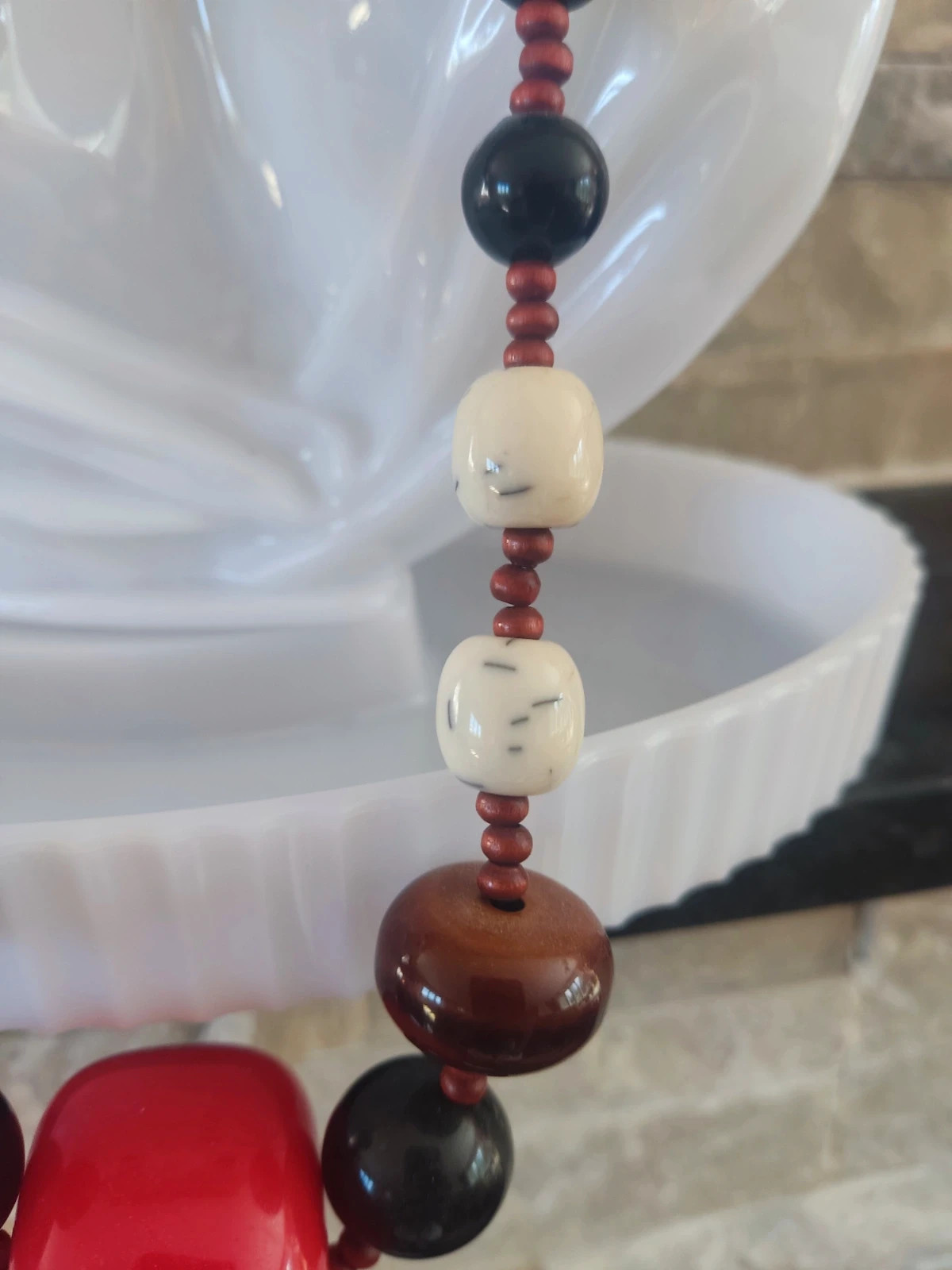 🎁Collar con bolas de diferentes tamaños tonos marrones y blanco con una grande roja en el centro 5