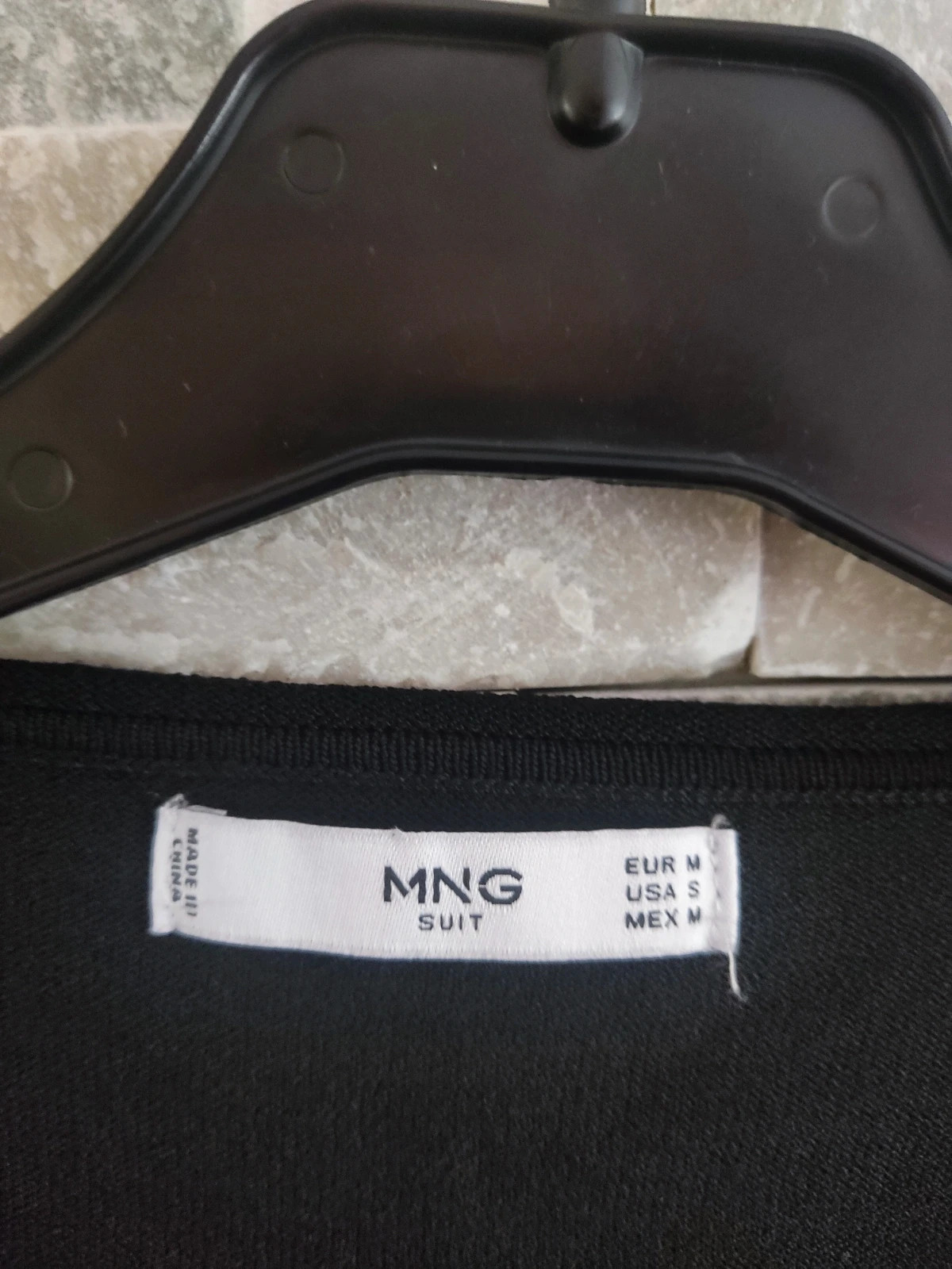 🎁 Jersey negro fino con la parte delantera llena de lentejuelas, de Mango – MNG – taille M / 38 / 10 5