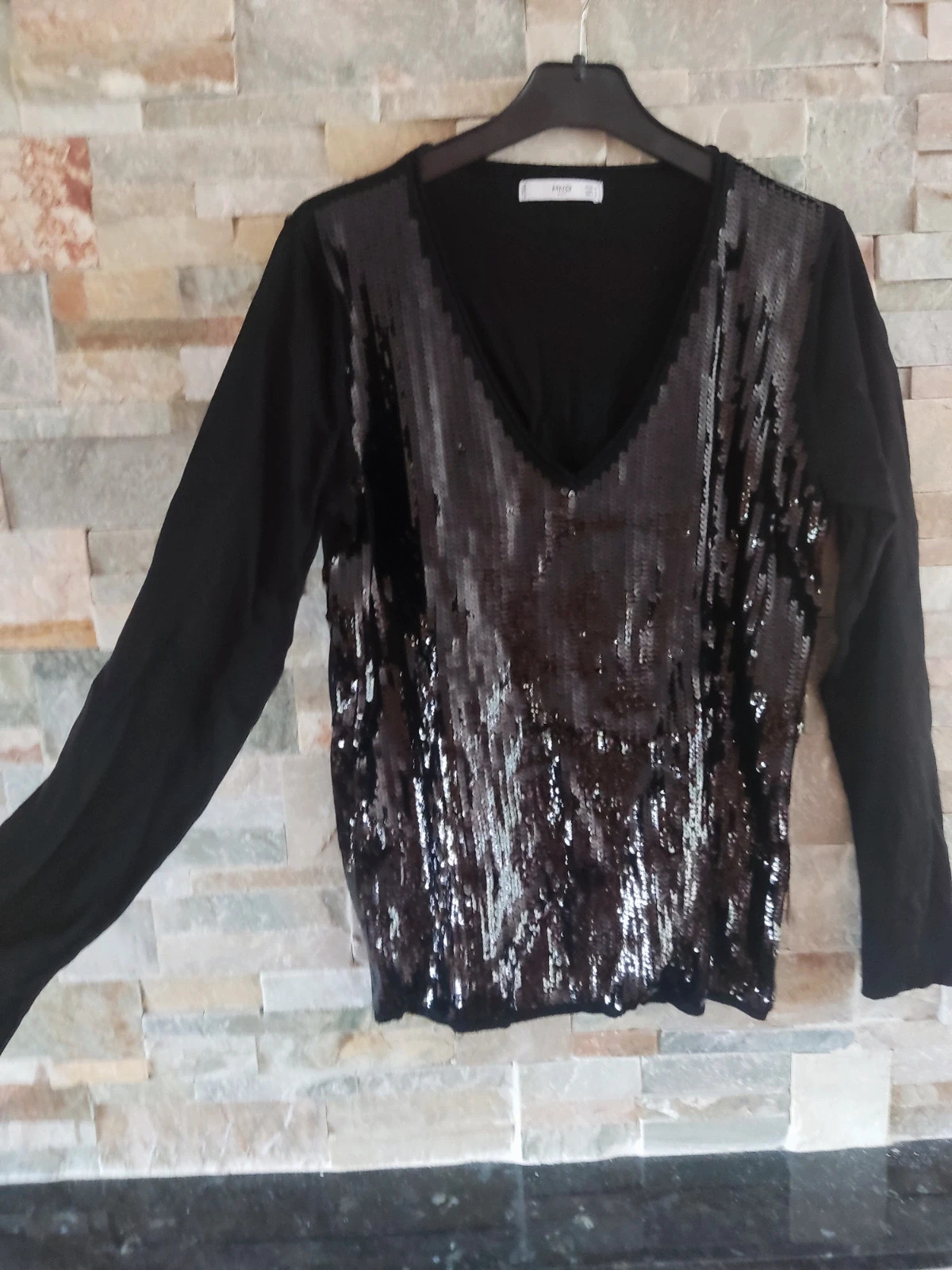 🎁 Jersey negro fino con la parte delantera llena de lentejuelas, de Mango