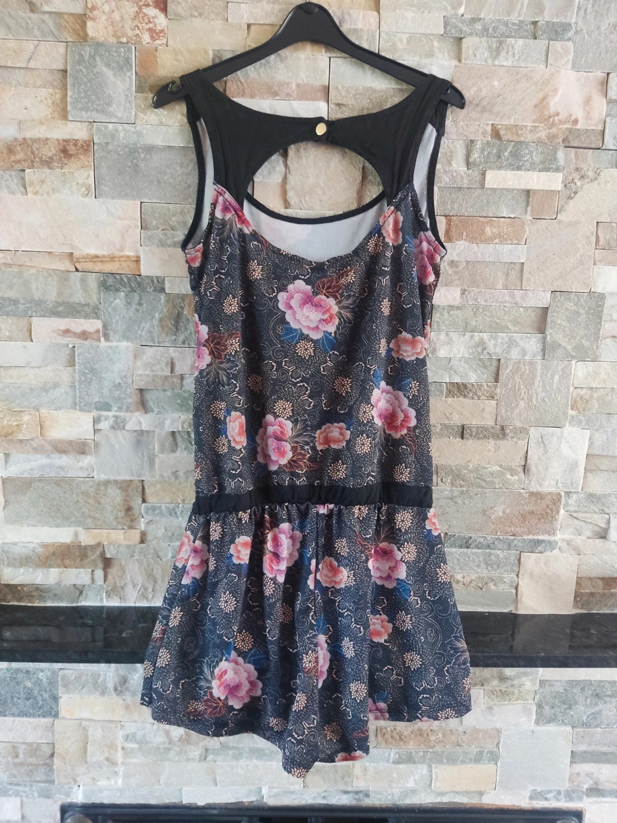 🎁Mono corto negro con estampado floral y original espalda abierta – Pull & Bear – taille S / 36 / 8 5