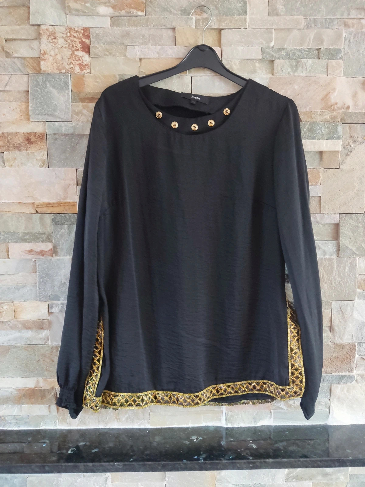 🎁Blusa negra con aplicaciones de pasamanería dorada