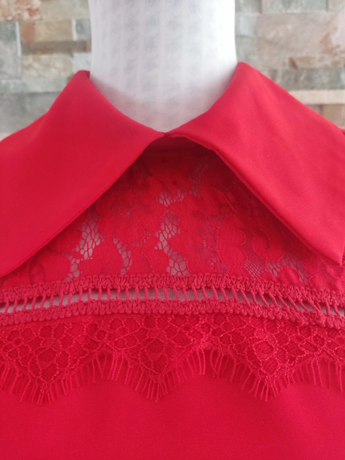 🔥Estiloso vestido rojo con cuello camisero y blonda en parte superior, de Siste's – Siste's – taille S / 36 / 8 5
