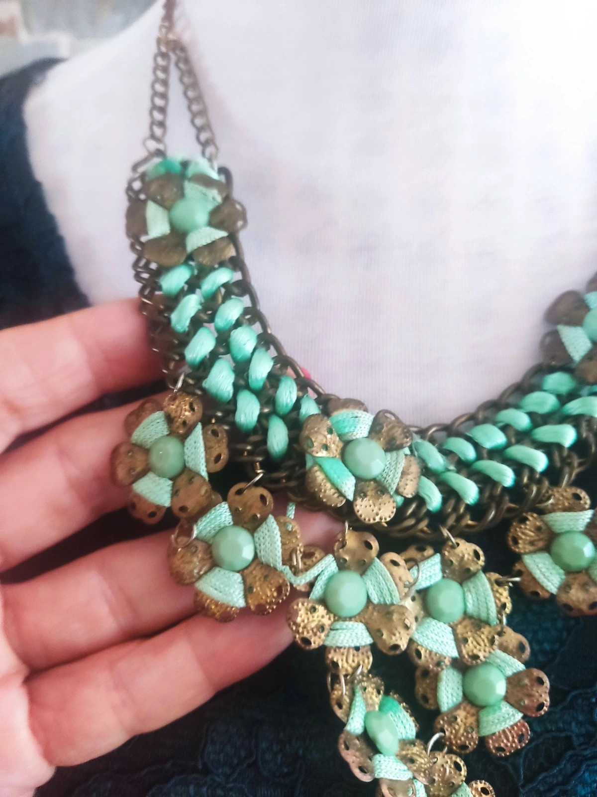 🔥Bonito collar vintage con cadena y flores dorado envejecido con cinta verde claro entrelazada 3