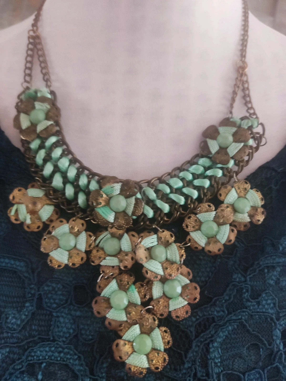 🔥Bonito collar vintage con cadena y flores dorado envejecido con cinta verde claro entrelazada 2