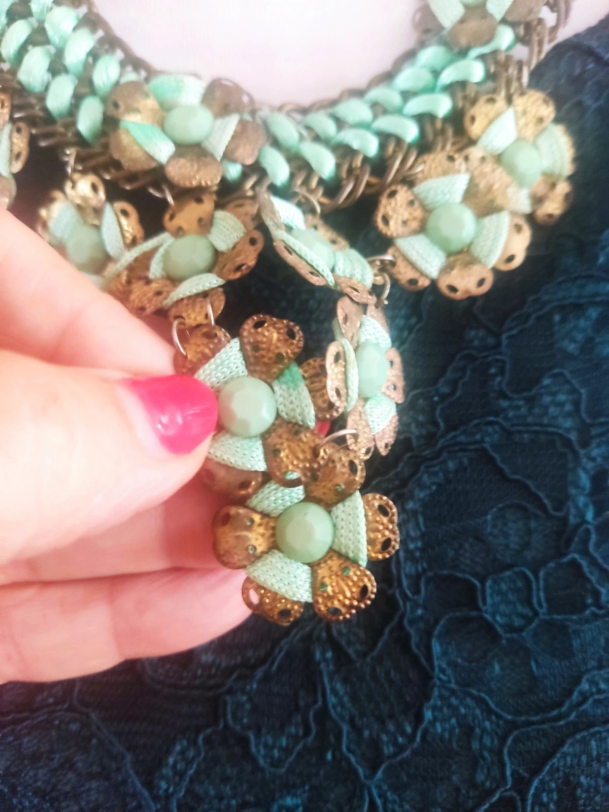 🔥Bonito collar vintage con cadena y flores dorado envejecido con cinta verde claro entrelazada 4