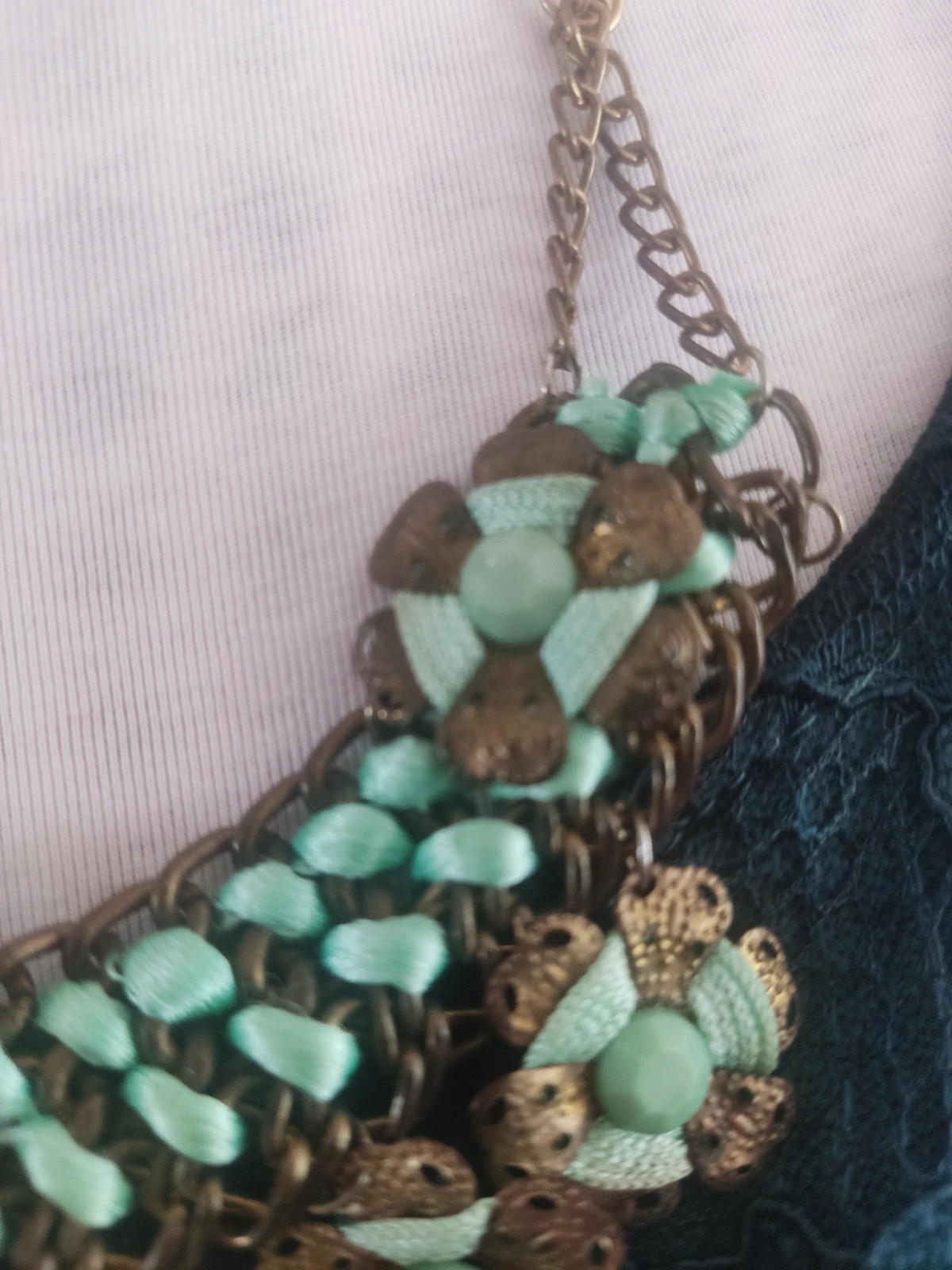 🔥Bonito collar vintage con cadena y flores dorado envejecido con cinta verde claro entrelazada 5