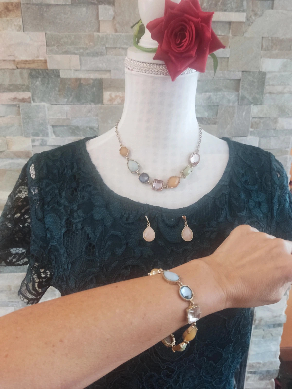🔥Bonito conjunto de gargantilla, pulsera y pendientes dorados – Bijou Brigitte 2