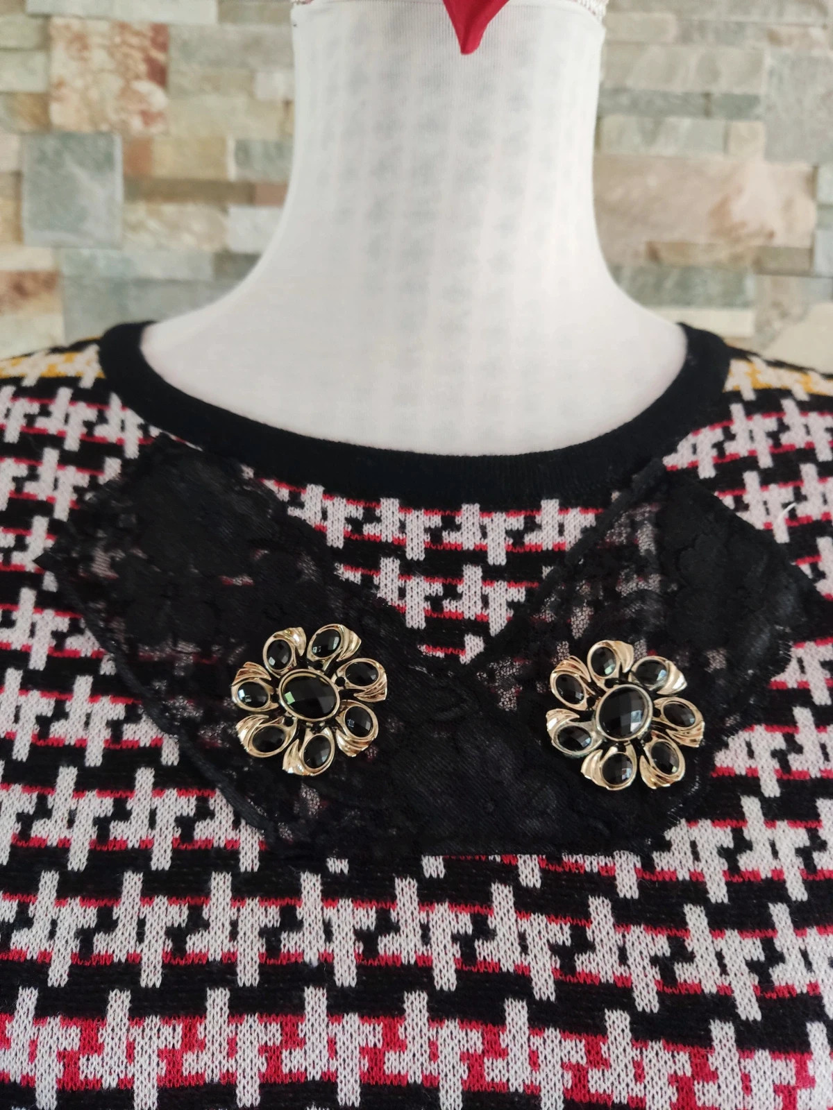 🔥 Jersey tonos negro, rojo y blanco con estampado pata de gallo y aplicaciones de blonda y botones – Elvet collection – taille M / 38 / 10 3