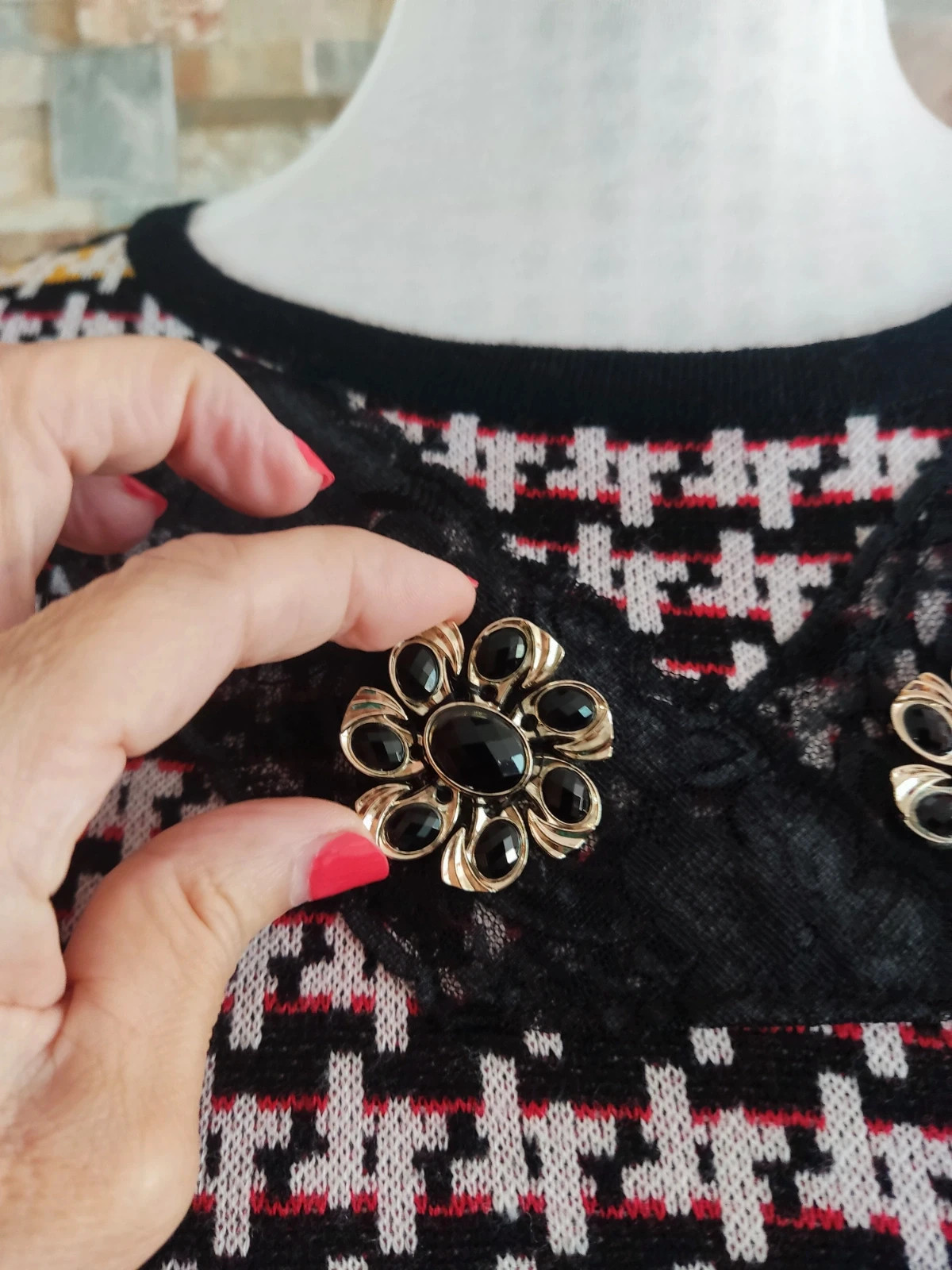 🔥 Jersey tonos negro, rojo y blanco con estampado pata de gallo y aplicaciones de blonda y botones – Elvet collection – taille M / 38 / 10 4