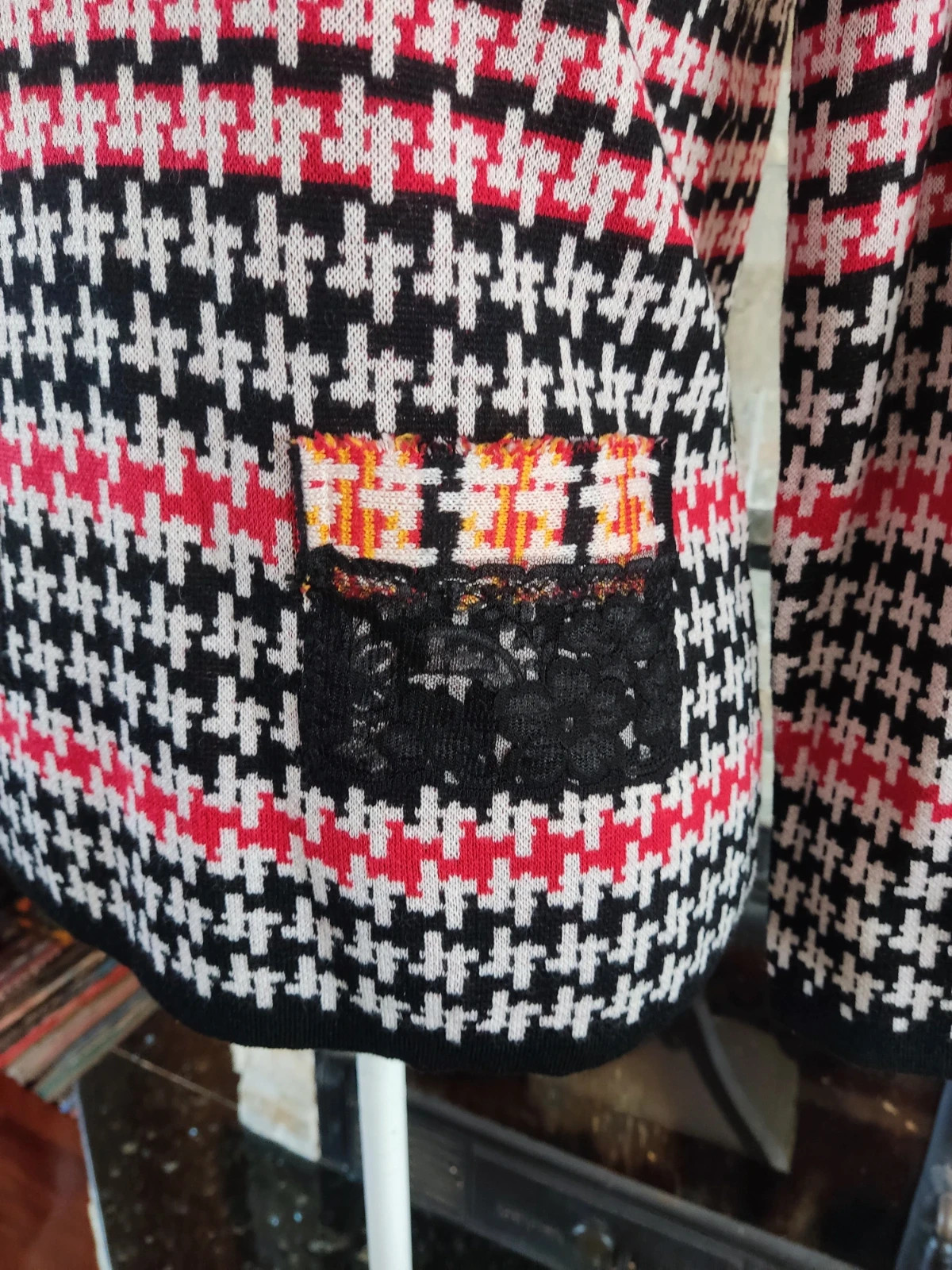 🔥 Jersey tonos negro, rojo y blanco con estampado pata de gallo y aplicaciones de blonda y botones – Elvet collection – taille M / 38 / 10 5