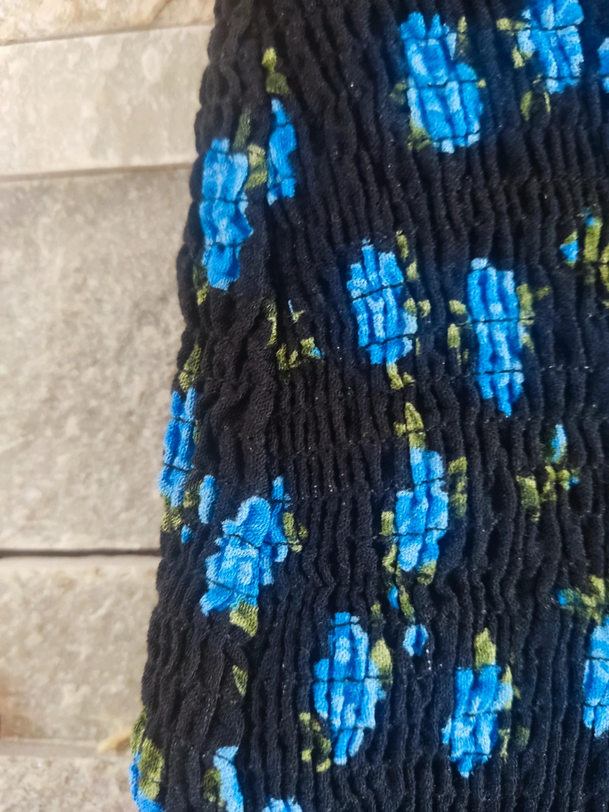 🔥 Bonita Minifalda negra con florecitas azules con cuerpo de punto de abeja y volante – Bershka – taille L / 40 / 12 3