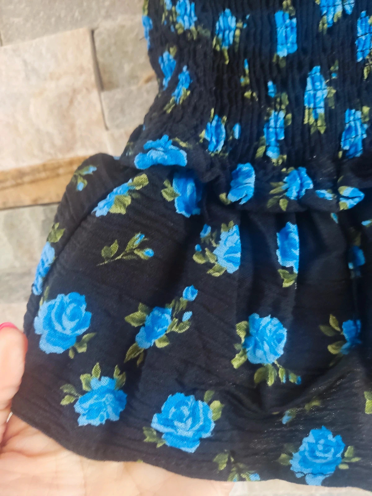 🔥 Bonita Minifalda negra con florecitas azules con cuerpo de punto de abeja y volante – Bershka – taille L / 40 / 12 2