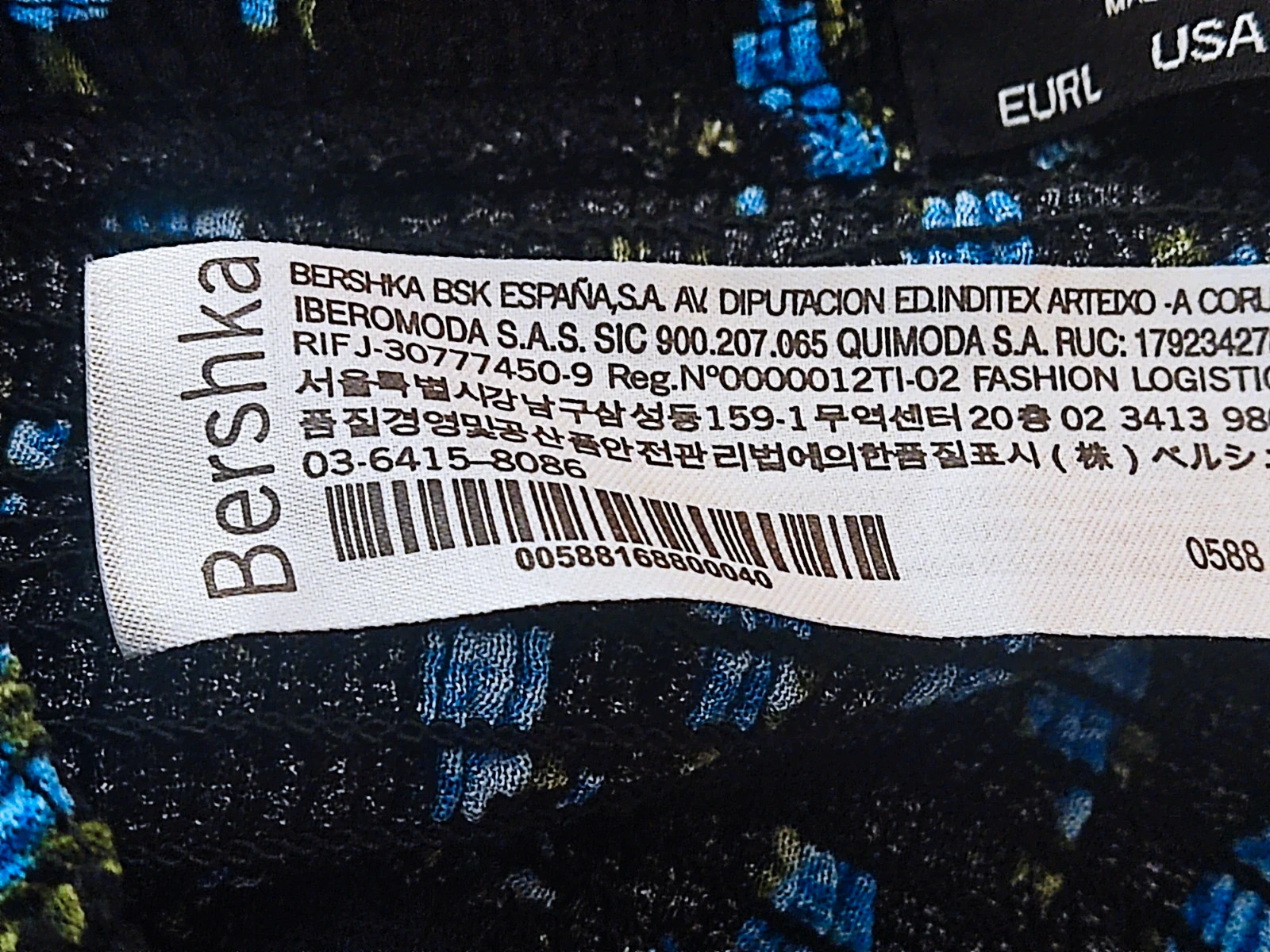 🔥 Bonita Minifalda negra con florecitas azules con cuerpo de punto de abeja y volante – Bershka – taille L / 40 / 12 5