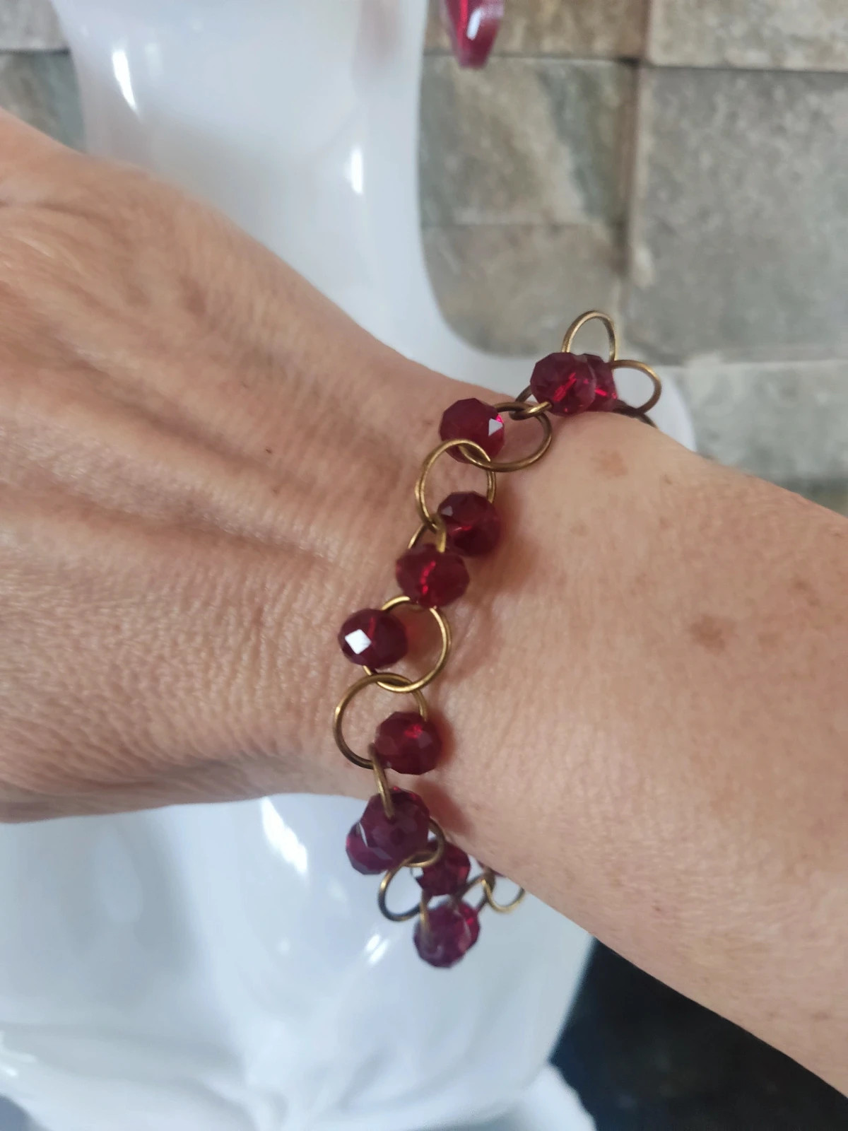 🔥 Bonito conjunto de pulsera y pendientes dorados con abalorios rojos 2